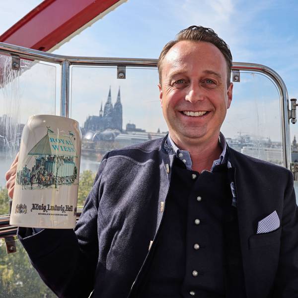 Das Team der Royal Wiesn prostet sich zu.
