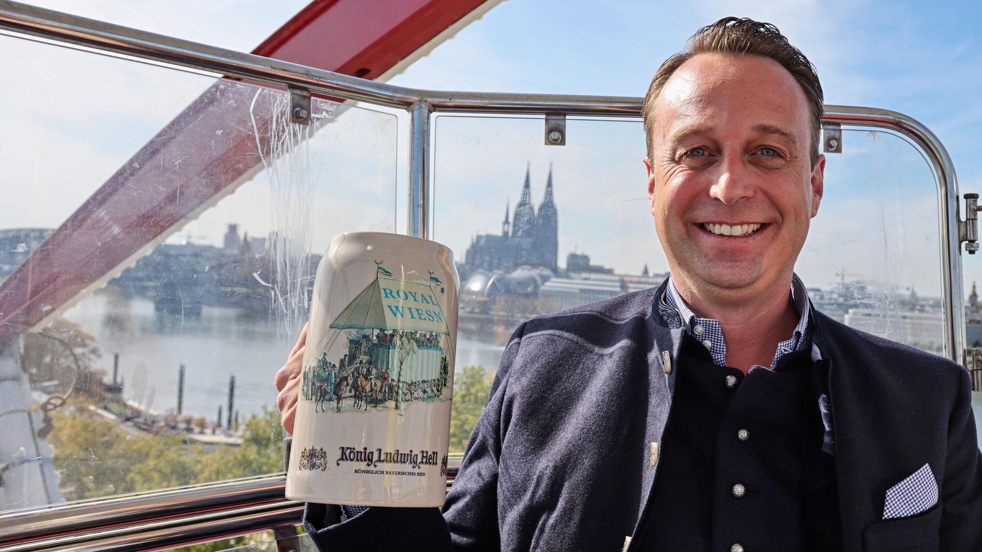 Das Team der Royal Wiesn prostet sich zu.