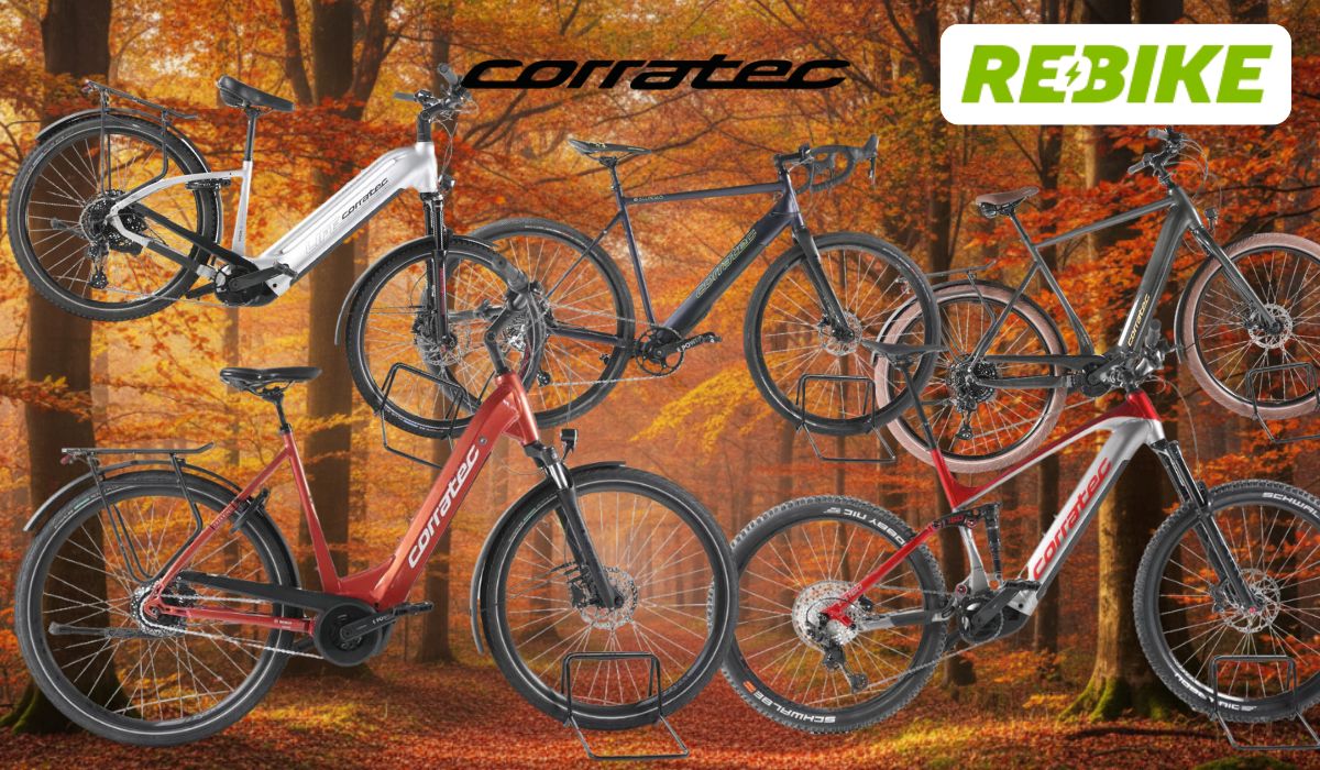 Corratec E-Bikes vor einem Hintergrund mit einer idyllischen Landstraße an einem strahlenden Sommernachmittag, ringherum viel Wiese und Wald. Zu sehen sind vier Fahrräder in den Farben Weiß, Rot und Dunkelgrau – darunter City- und Trekkingräder sowie ein Fully-Mountainbike. Oben die Logos von Rebike und Corratec, rechts oben ein blauer Button mit der Aufschrift „Bis -62% Rabatt zur UVP".