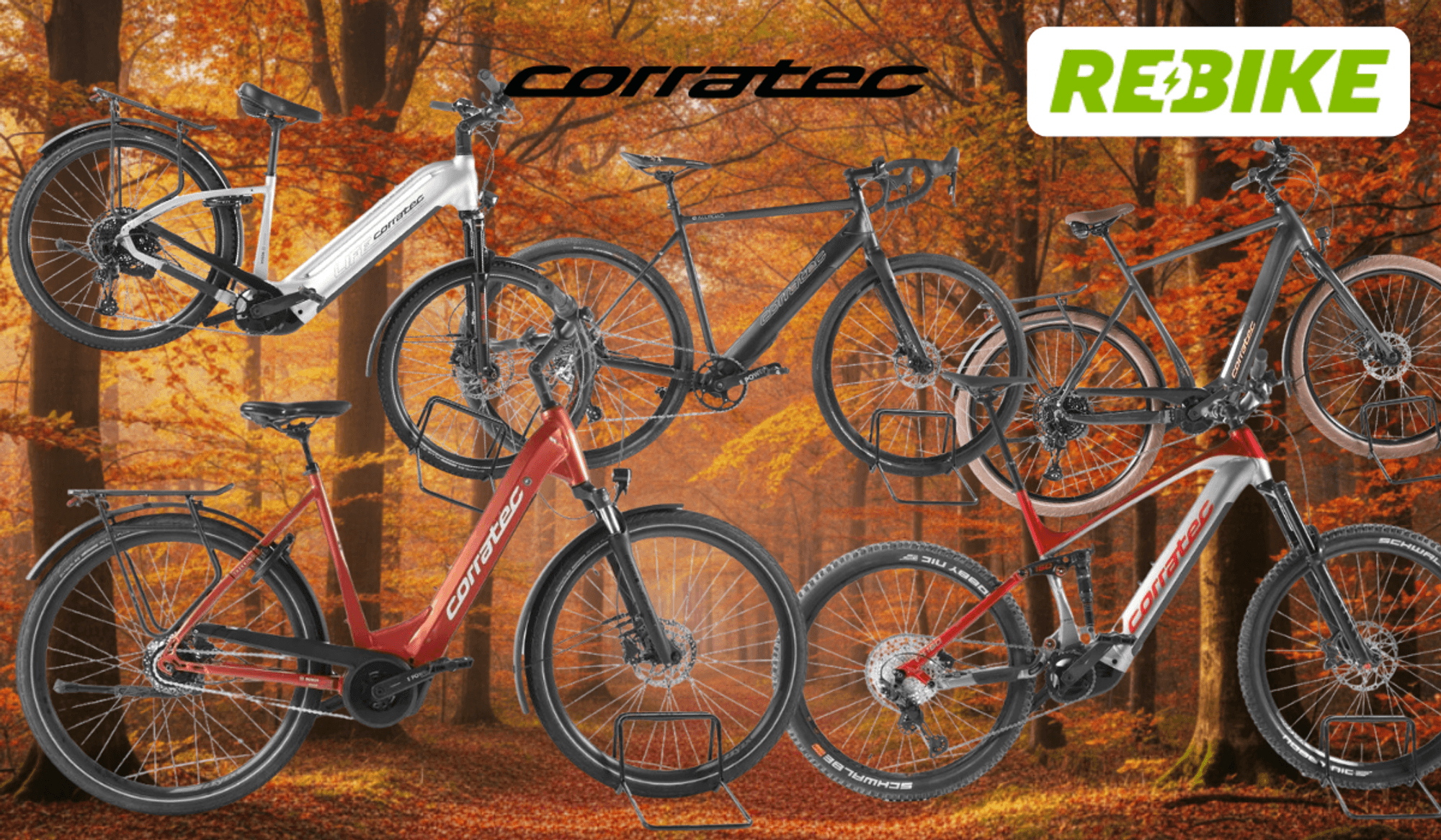 Corratec E-Bikes vor einem Hintergrund mit einer idyllischen Landstraße an einem strahlenden Sommernachmittag, ringherum viel Wiese und Wald. Zu sehen sind vier Fahrräder in den Farben Weiß, Rot und Dunkelgrau – darunter City- und Trekkingräder sowie ein Fully-Mountainbike. Oben die Logos von Rebike und Corratec, rechts oben ein blauer Button mit der Aufschrift „Bis -62% Rabatt zur UVP".
