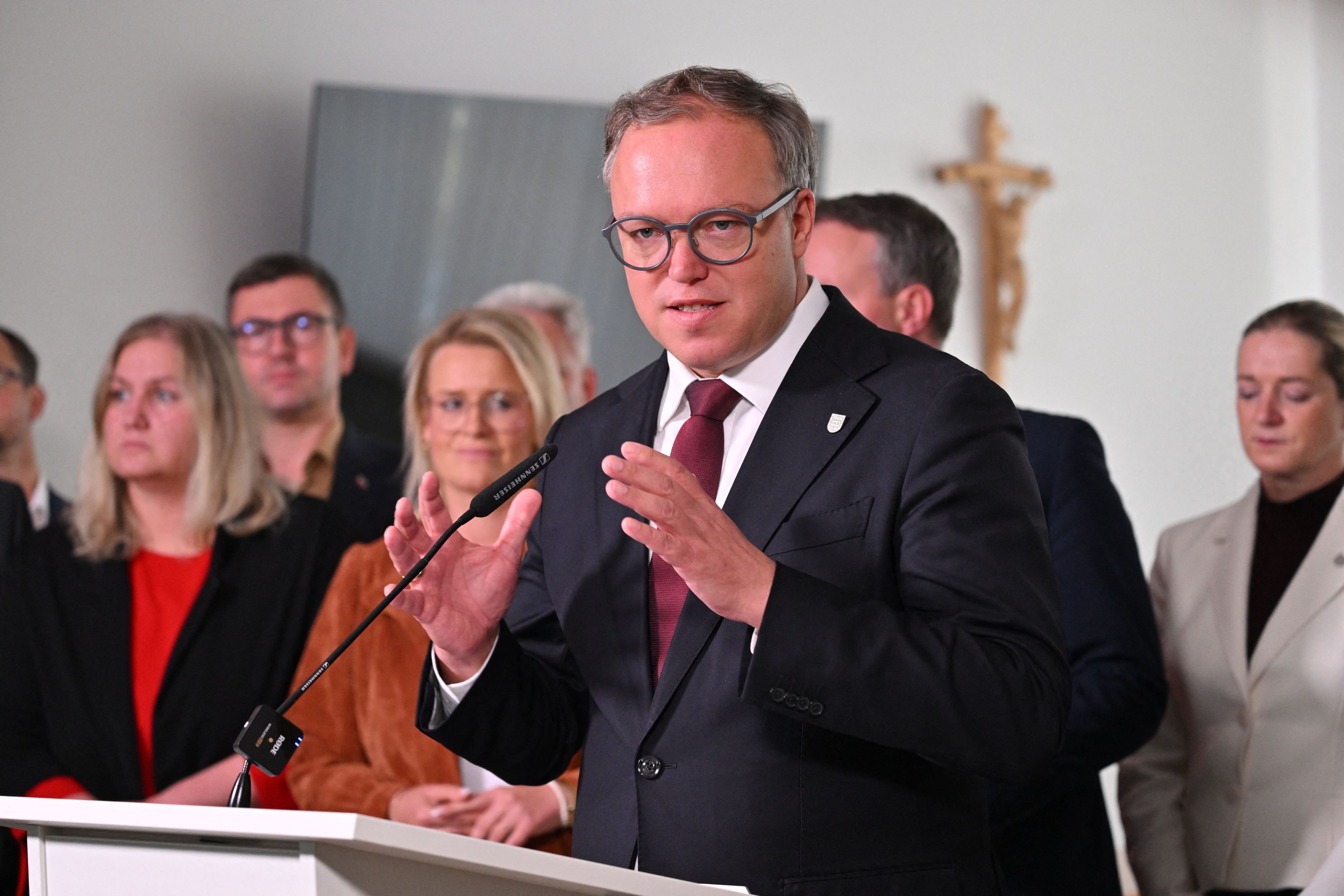 Thüringens Ministerpräsident Mario Voigt (CDU) will nicht länger mit juristischen Schritten um seine Doktorarbeit kämpfen