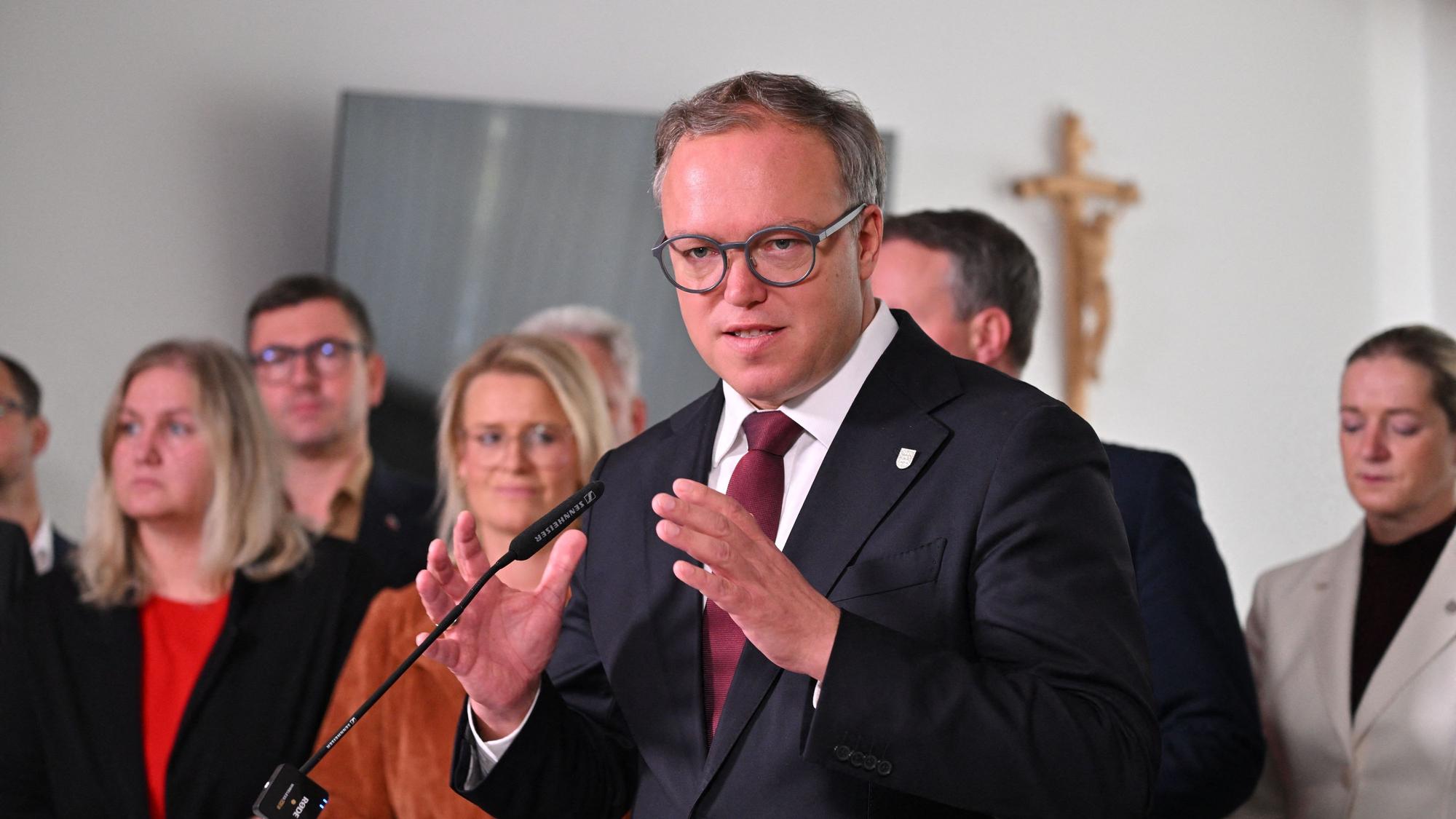 Thüringens Ministerpräsident Mario Voigt (CDU) will nicht länger mit juristischen Schritten um seine Doktorarbeit kämpfen