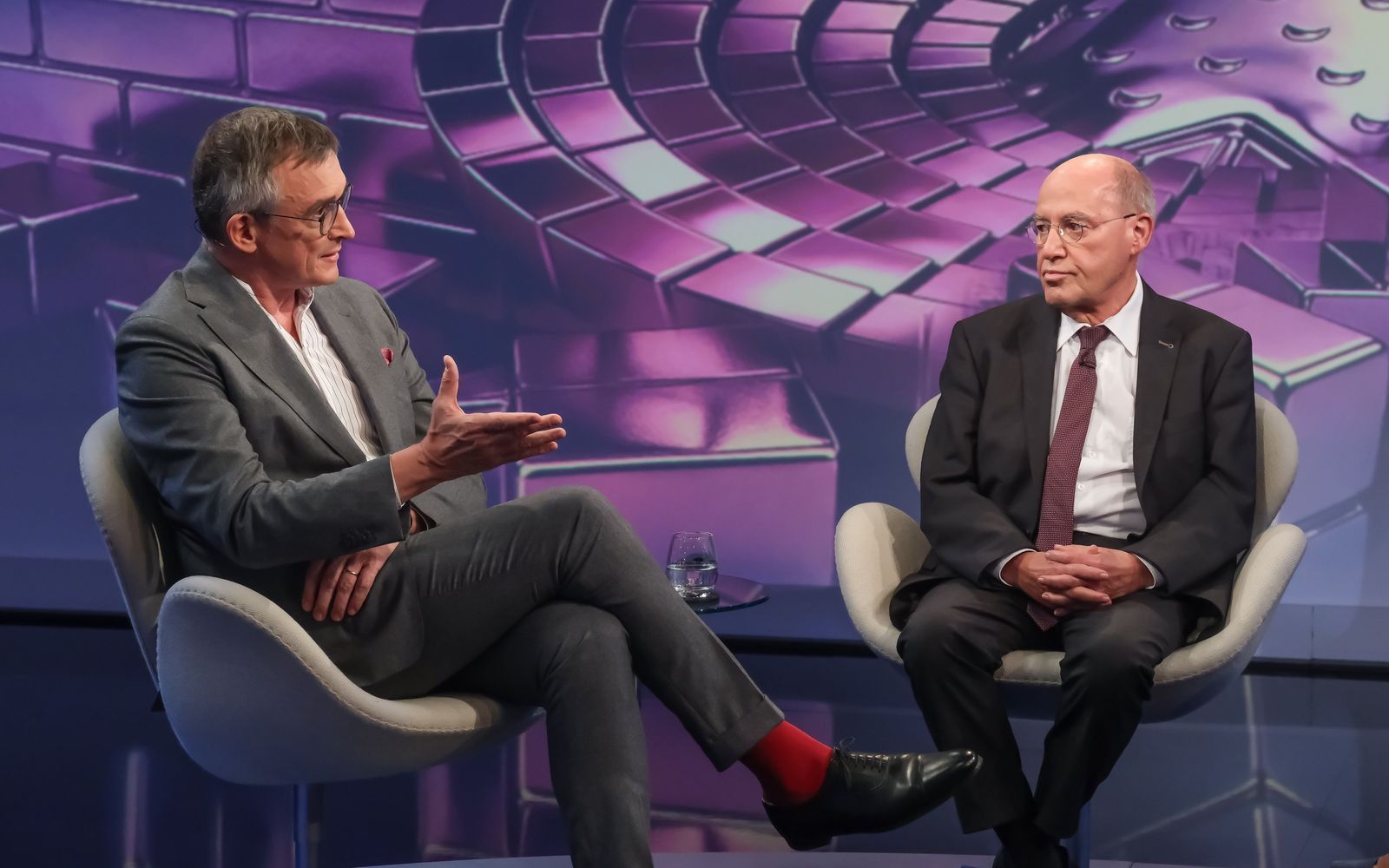 Zwischen Andreas Rödder (links) und Gregor Gysi wurde es zwischenzeitlich hitzig. (Bild: WDR / Oliver Ziebe)