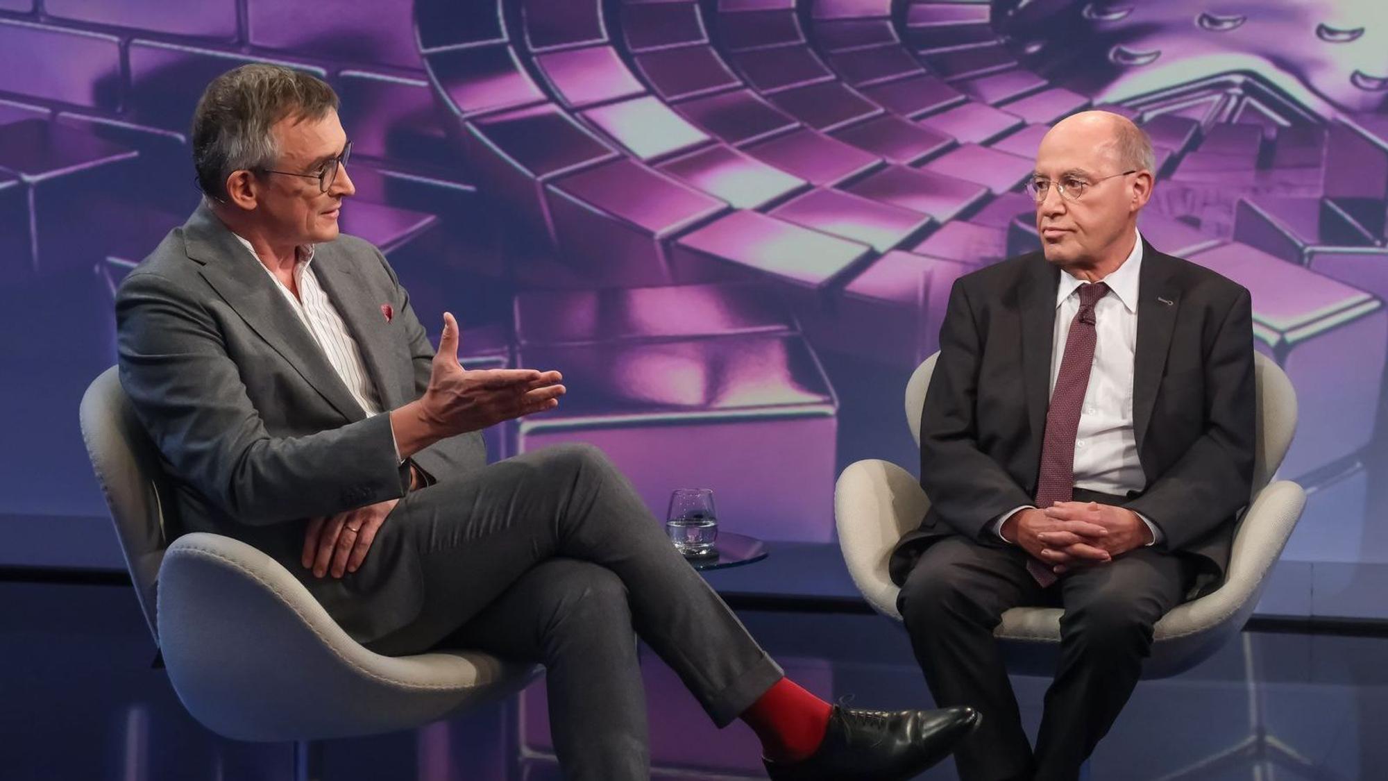 Zwischen Andreas Rödder (links) und Gregor Gysi wurde es zwischenzeitlich hitzig. (Bild: WDR / Oliver Ziebe)