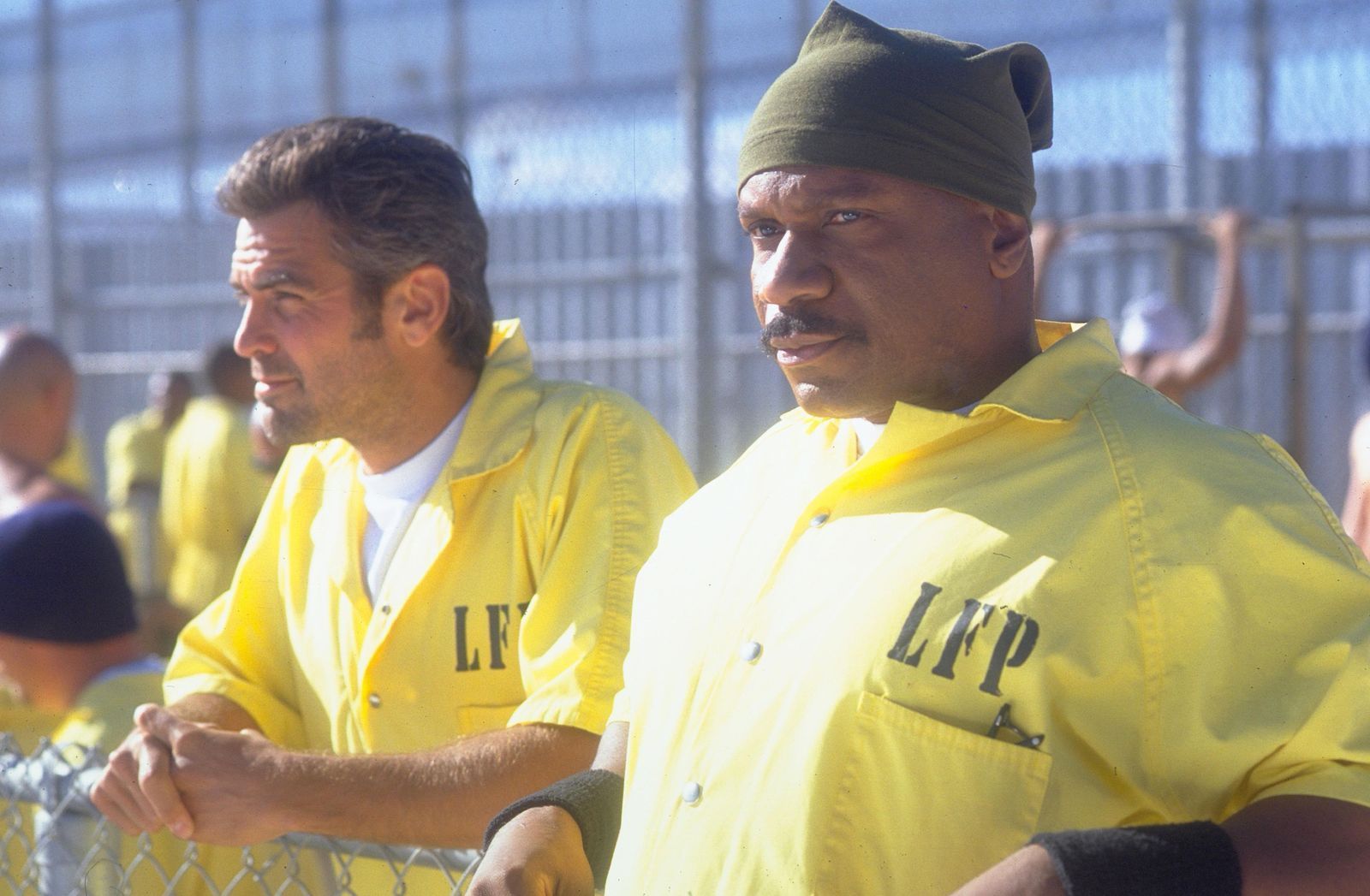Jack Foley (George Clooney, links) ist kein gewöhnlicher Bankräuber, denn er hasst Gewalt.  (Bild: © 1998 Universal City Studios Productions, Inc. All Rights Reserved.)