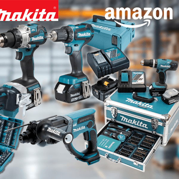 Makita-Werkzeuge vor einem weich unscharfen Werklagerhalle Hintergrund. Zu sehen sind verschiedene Akku-Bohrschrauber, ein Bohrhammer, ein Bit- und Zubehör-Set in einem Aluminium-Koffer, mehrere Makita-Transportkoffer sowie Akkus und ein Ladegerät. Links oben das Amazon-Logo, oben mittig das Makita-Logo in Rot.