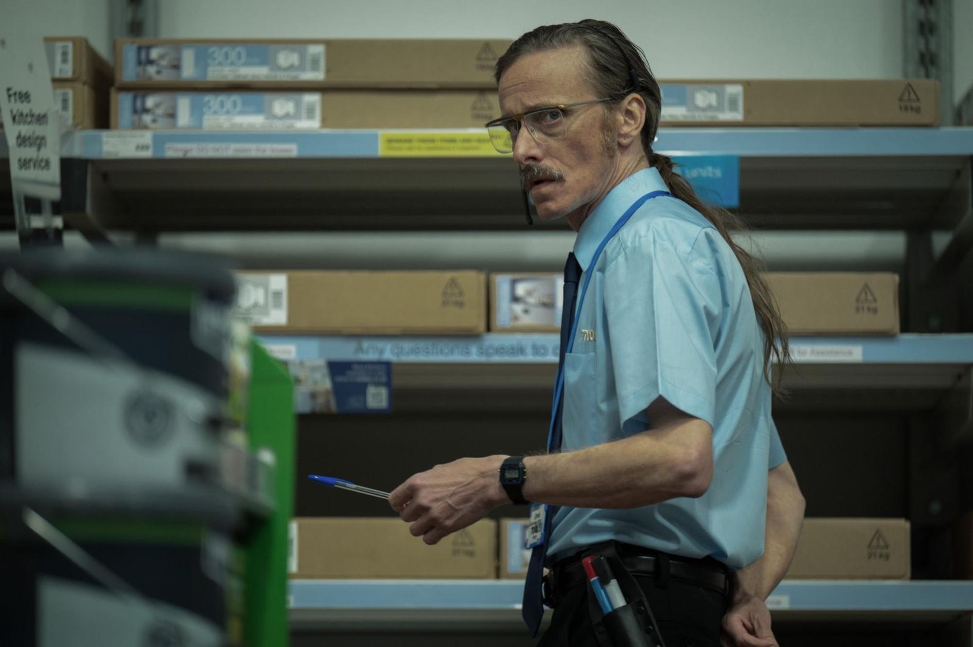 Allein die Frisur! Mackenzie Crook hat mit „Small Prophets“ ein kleines Wunder geschaffen und hat als Baumarktleiter Gordon eine kleine Rolle selbst übernommen. (Bild: © Apple TV / Hot Olives Productions Lim. / Vishal Sharma)