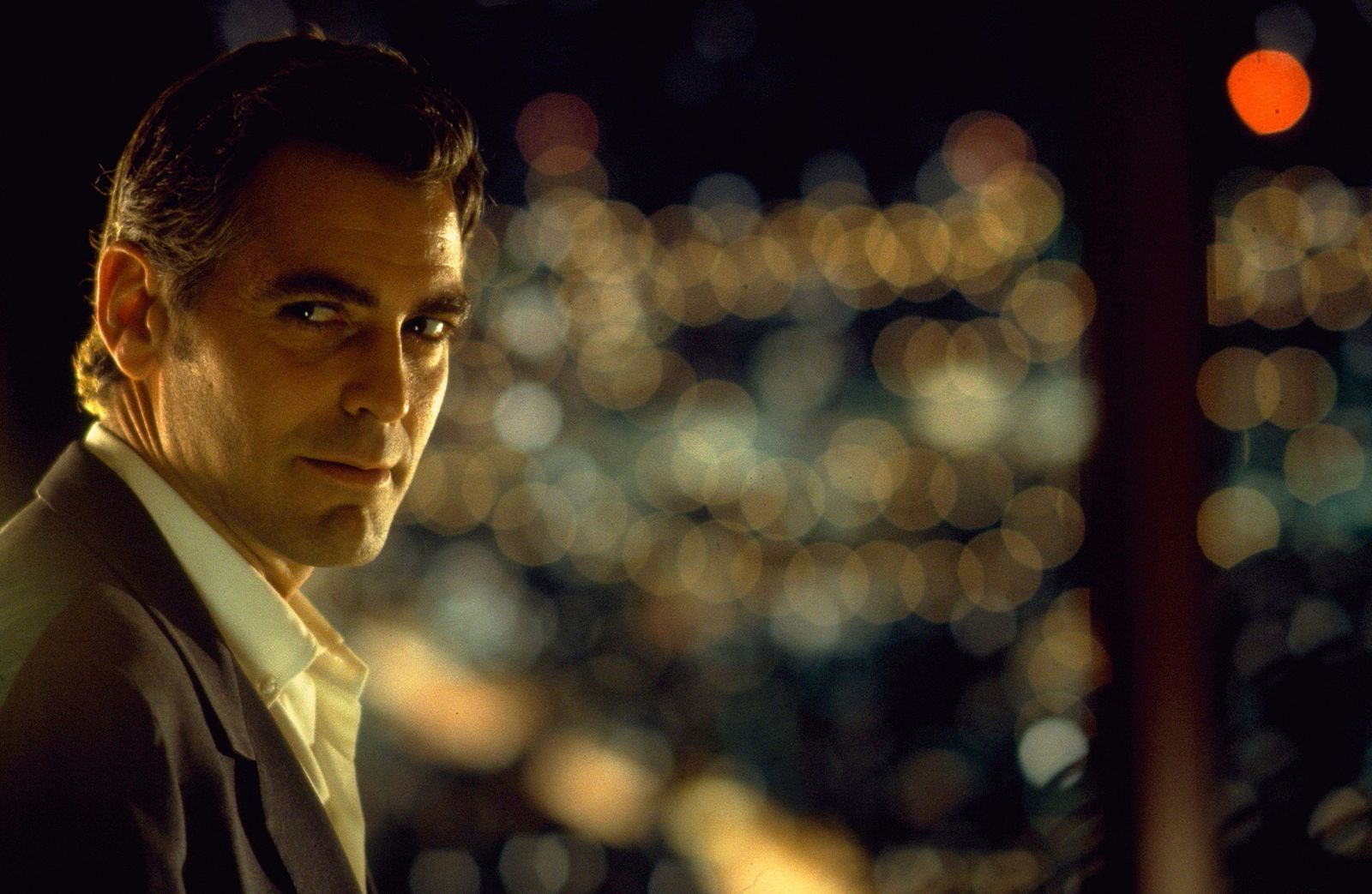 Bankräuber Foley (George Clooney) verliebt sich ausgerechnet in eine Polizistin. (Bild: © 1998 Universal City Studios Productions, Inc. All Rights Reserved.)