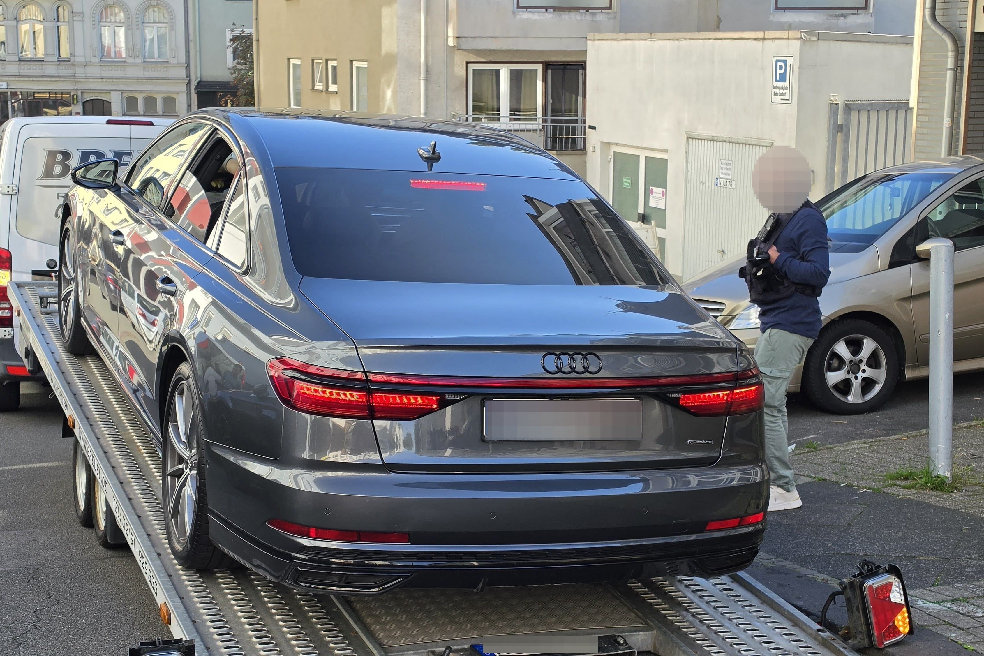 Wuppertal: Die Polizei stellt bei einer Durchsuchung am Mittwoch (7. Oktober) ein Auto sicher. Eine Bande soll jahrelang mit schmutzigem Geld Altgold angekauft und dieses dann zu Barren eingeschmolzen haben.