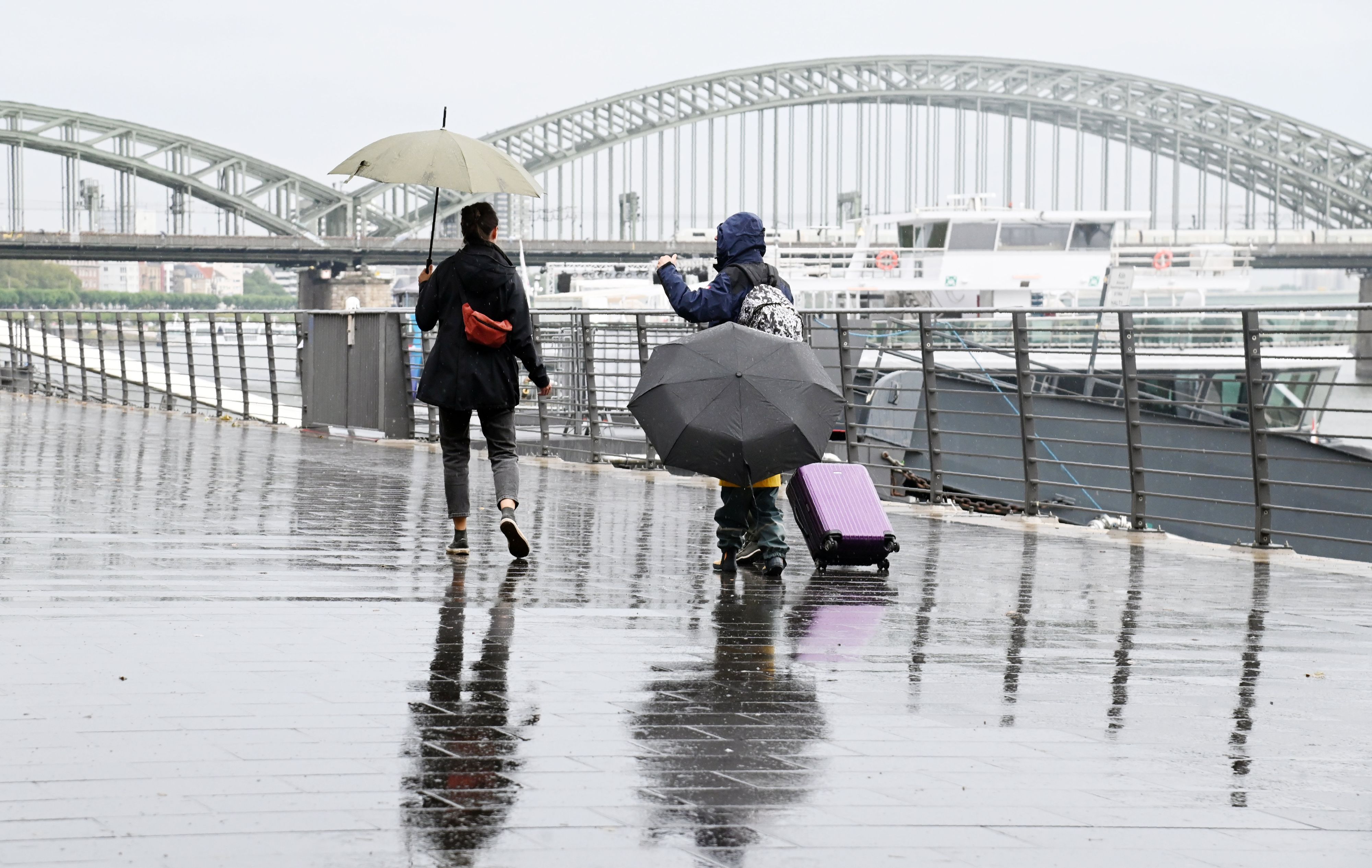 Regen an der Frankenwerft (Archivbild): In Köln wird es herbstlich.