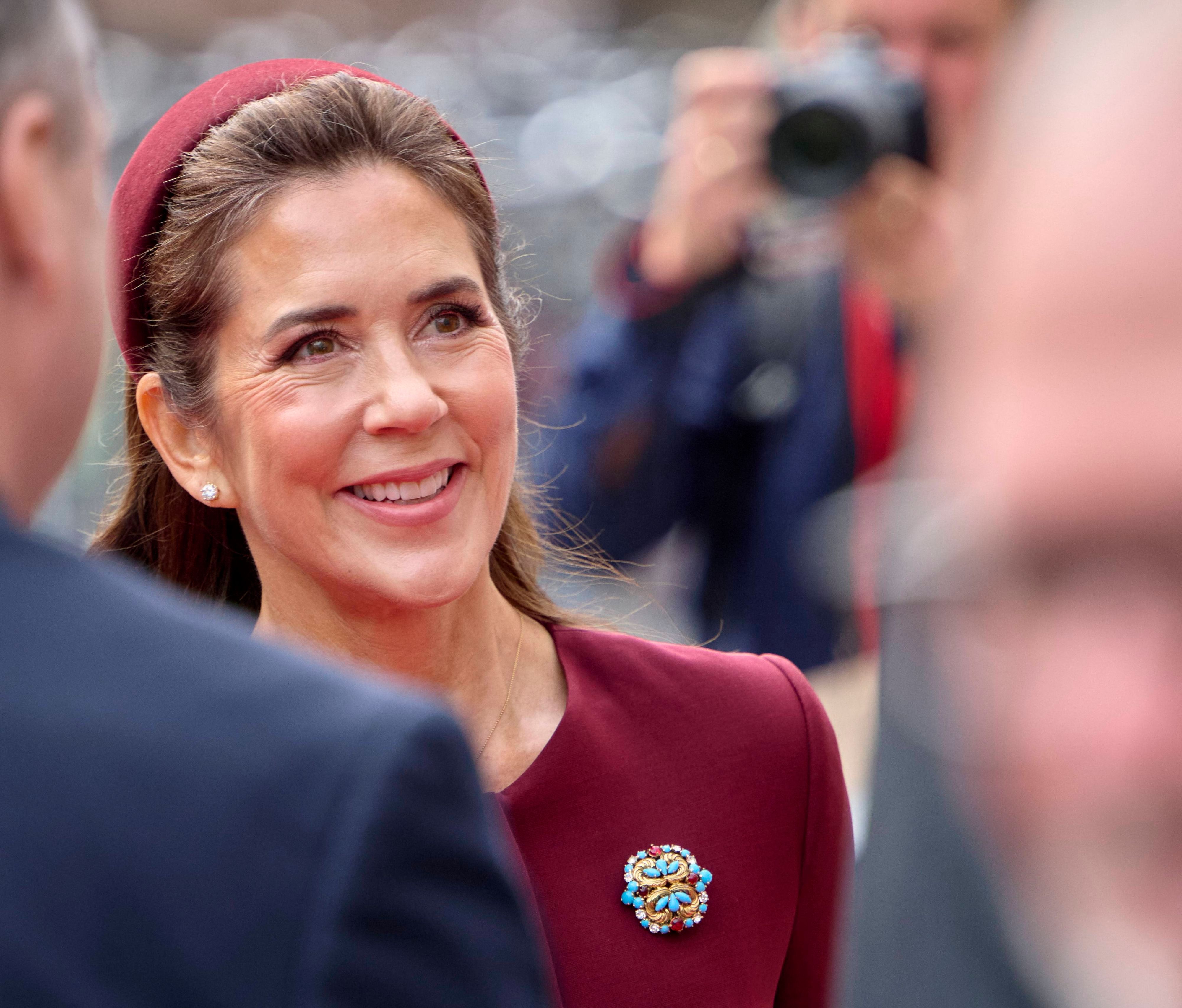 Königin Mary von Dänemark trifft an der Seite von Ehemann König Frederik zur feierlichen Parlamentseröffnung im Kopenhagener Schloss Christiansborg ein.