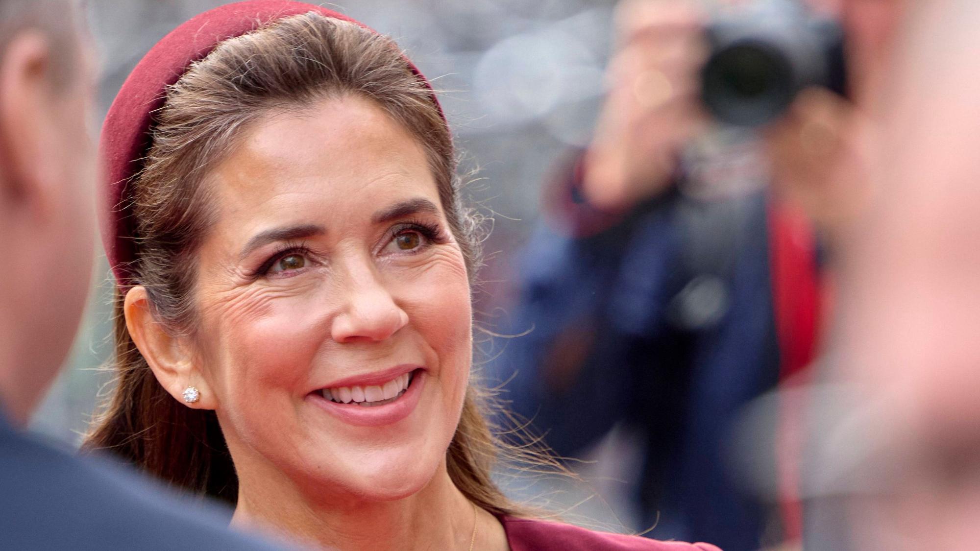 Königin Mary von Dänemark trifft an der Seite von Ehemann König Frederik zur feierlichen Parlamentseröffnung im Kopenhagener Schloss Christiansborg ein.