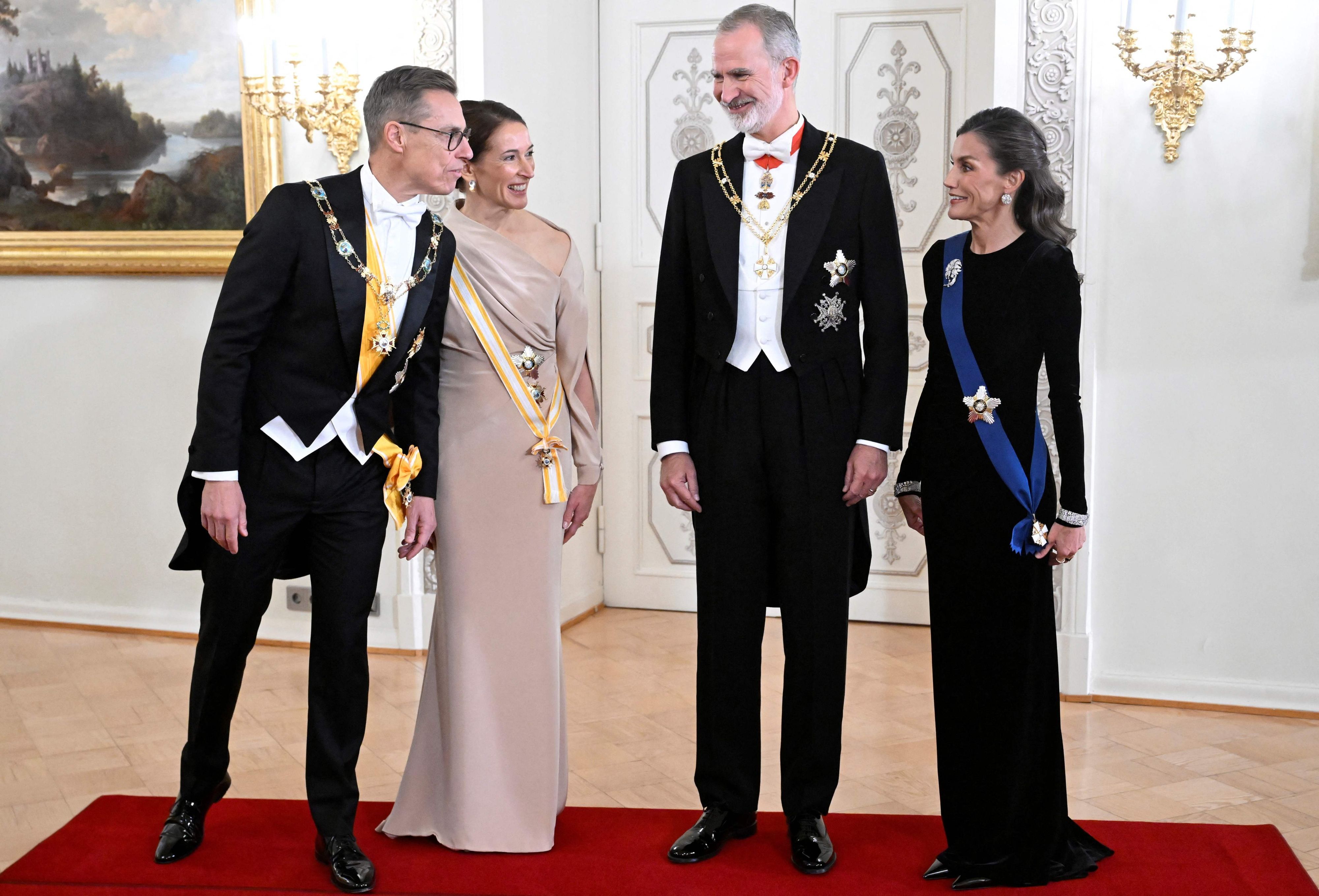 Finnlands Präsident Alexander Stubb (v. l.) und seine Ehefrau Suzanne Innes-Stubb empfangen das spanische Königspaar Felipe VI. und Letizia vor dem feierlichen Staatsbankett im Präsidentenpalast.