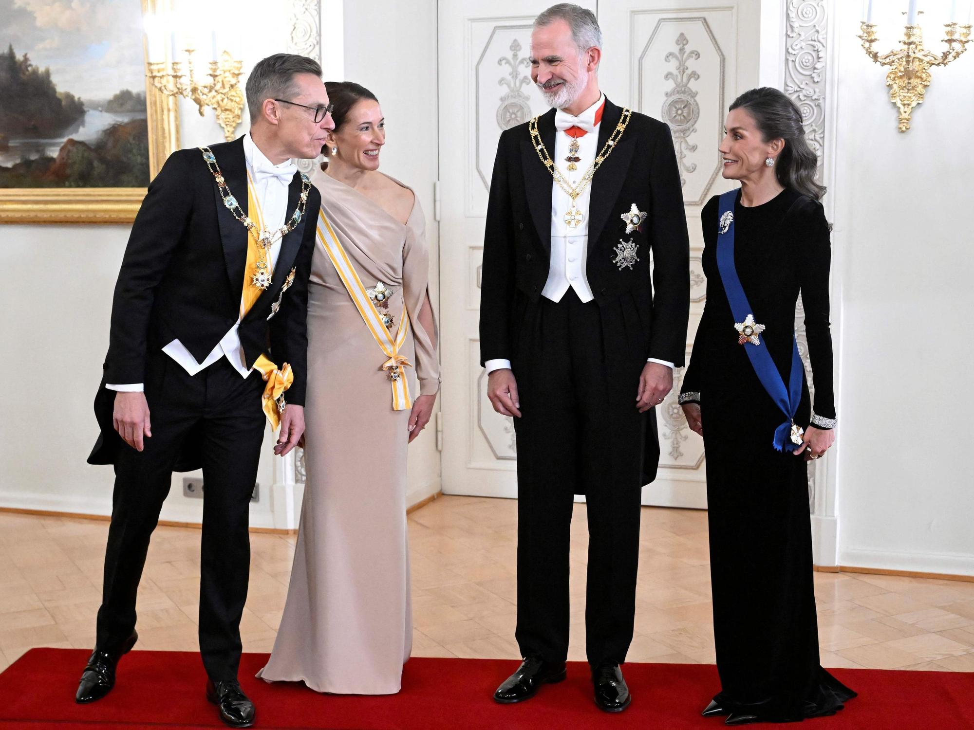 Finnlands Präsident Alexander Stubb (v. l.) und seine Ehefrau Suzanne Innes-Stubb empfangen das spanische Königspaar Felipe VI. und Letizia vor dem feierlichen Staatsbankett im Präsidentenpalast.