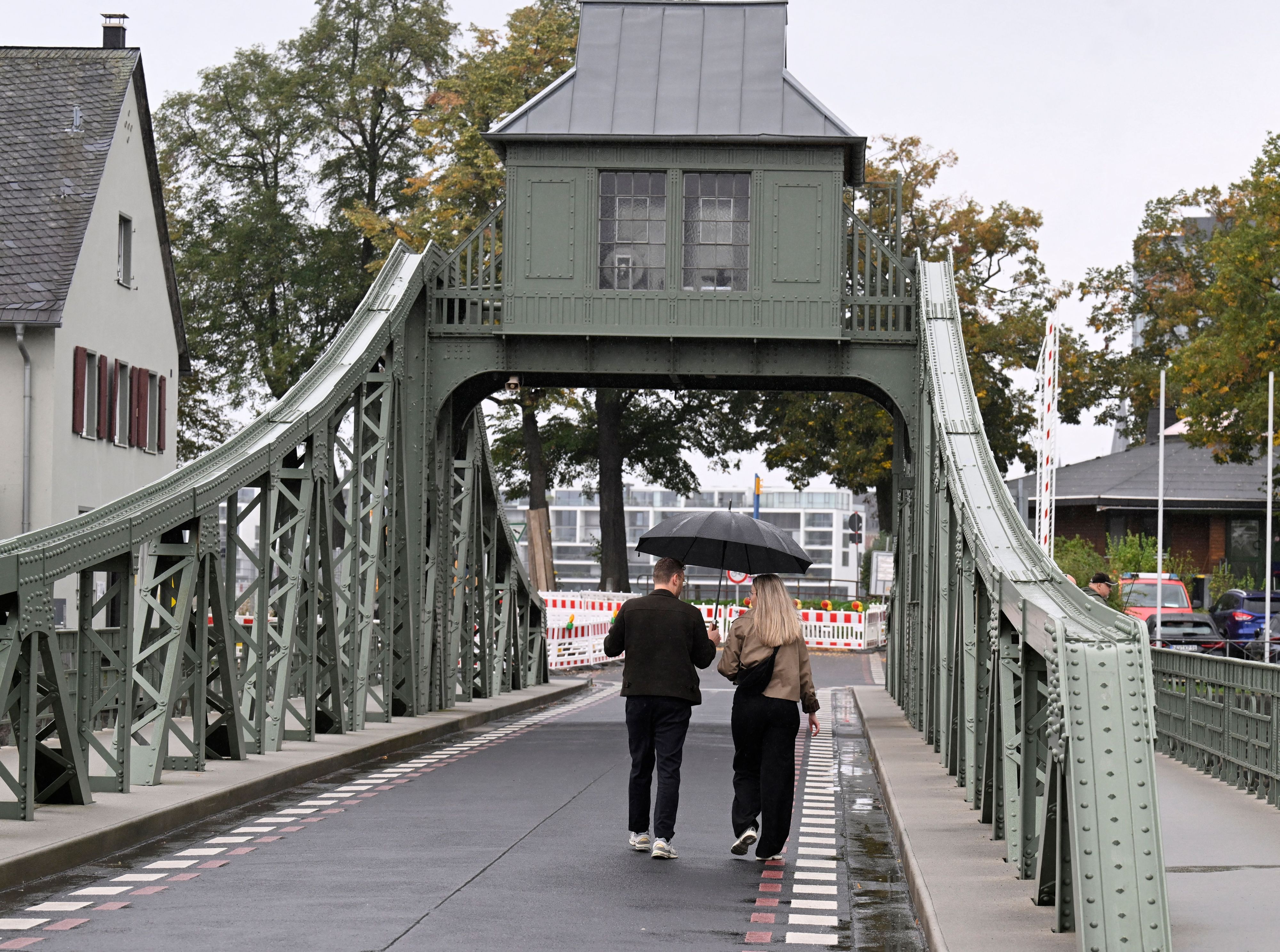 Köln: Spaziergänger an der Deutzer Drehbrücke