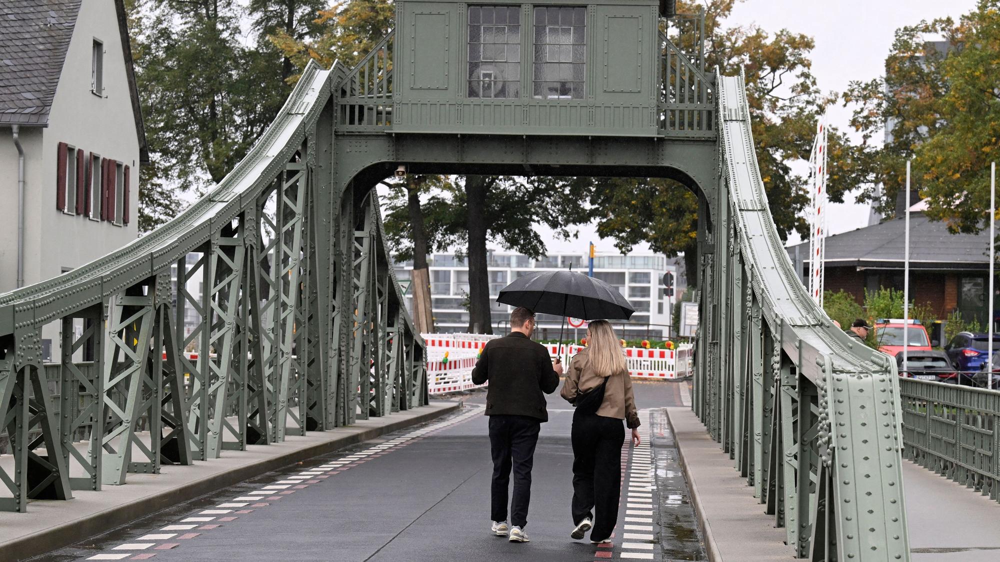 Köln: Spaziergänger an der Deutzer Drehbrücke
