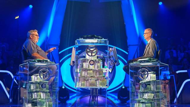 Günther Jauch (rechts) quetschte Kandidat Kraul bei der „3-Millionen-Euro-Woche“ nicht nur zum Quiz-Wissen, sondern auch zur Wahl in Sachsen-Anhalt aus. (Bild: RTL/Stefan Gregorowius)