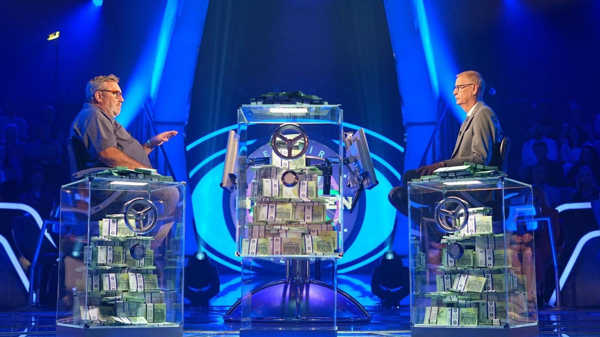 Günther Jauch (rechts) quetschte Kandidat Kraul bei der „3-Millionen-Euro-Woche“ nicht nur zum Quiz-Wissen, sondern auch zur Wahl in Sachsen-Anhalt aus. (Bild: RTL/Stefan Gregorowius)