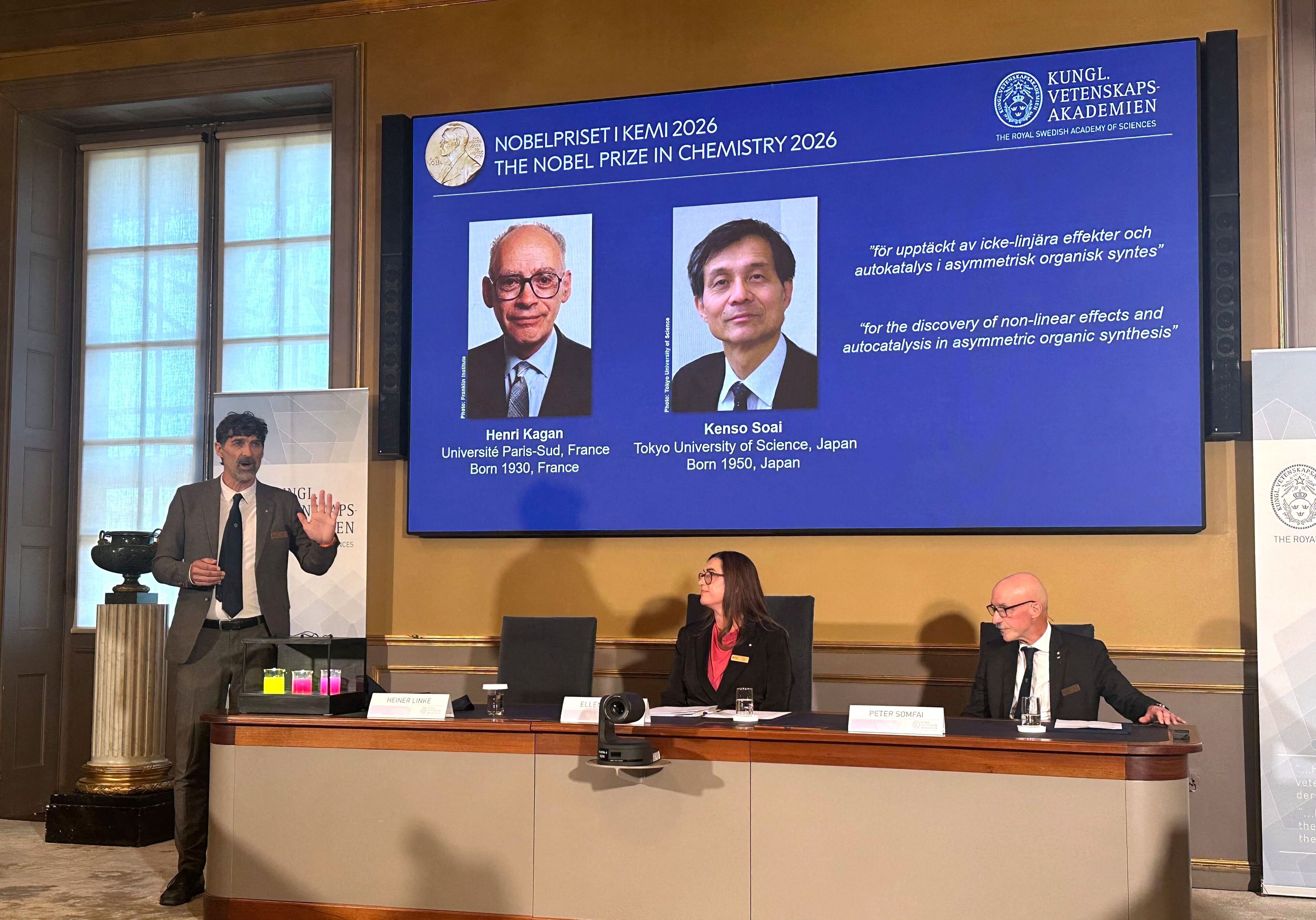 Stockholm: Heiner Linke (v.l.n.r.), Vorsitzender Chemie-Nobelkomitee, erklärt neben Ellen Moons, KVA-Generalsekretärin und Peter Somfai, Mitglied Chemie-Nobelkomitee, die Erkenntnisse der diesjährigen Chemie-Nobelpreisträger bei der Bekanntgabe der diesjährigen Nobelpreisträger für Chemie, Henri Kagan (Frankreich) und Kenso Soai (Japan).