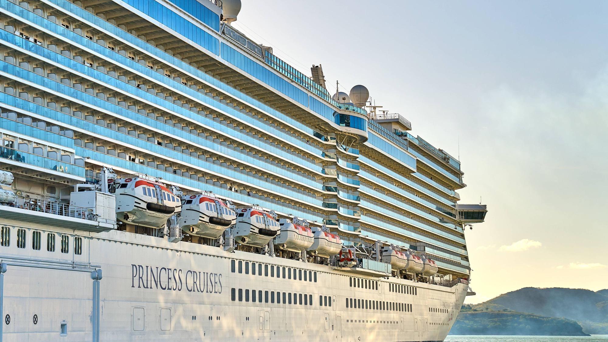 Ein Luxusliner von Princess Cruises vor Antigua.
