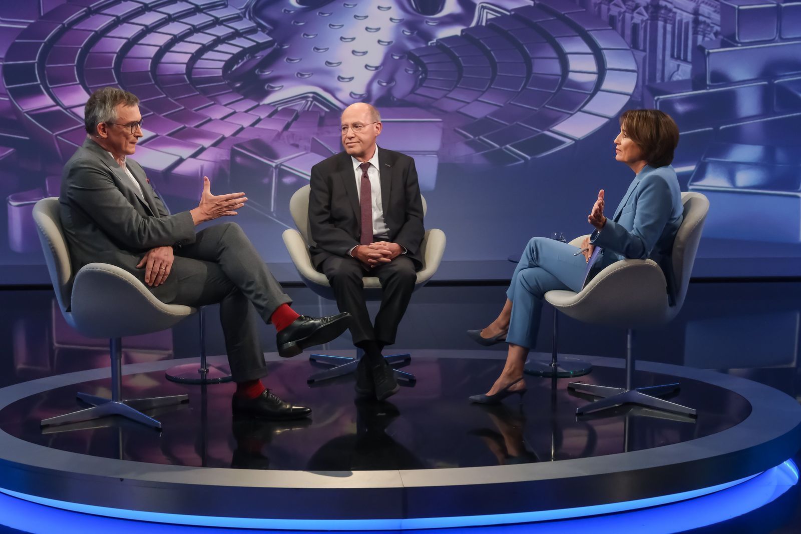 Sandra Maischberger sprach mit ihren Gästen Andreas Rödder und Gregor Gysi über die Verschiebungen im deutschen Parteiensystem. (Bild: WDR / Oliver Ziebe)