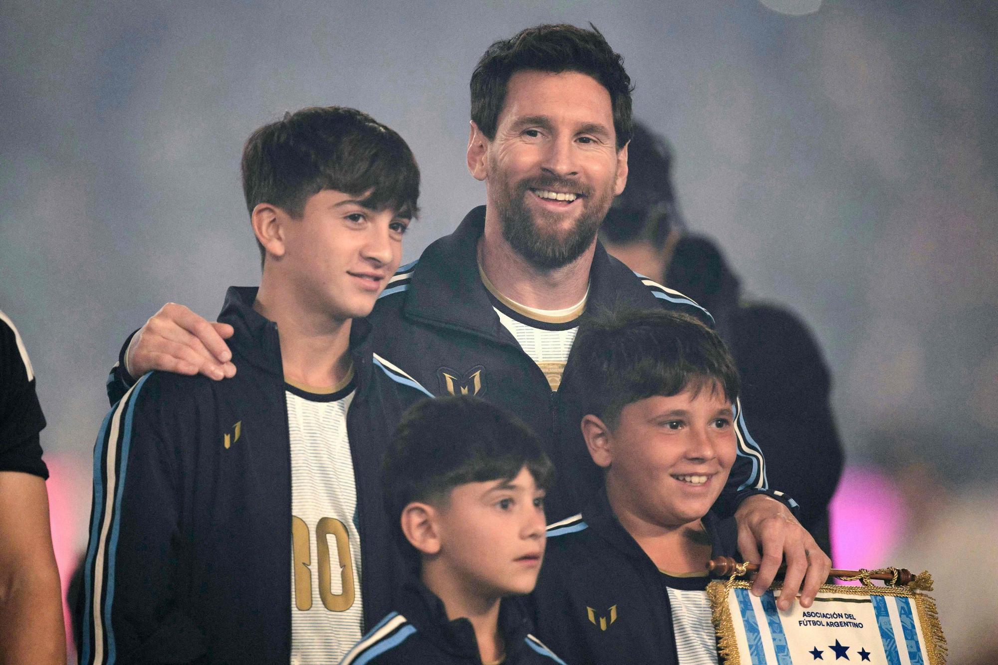 Messi lief gemeinsam mit seinen drei Söhnen Thiago (13), Mateo (11) und Ciro (8) ein
