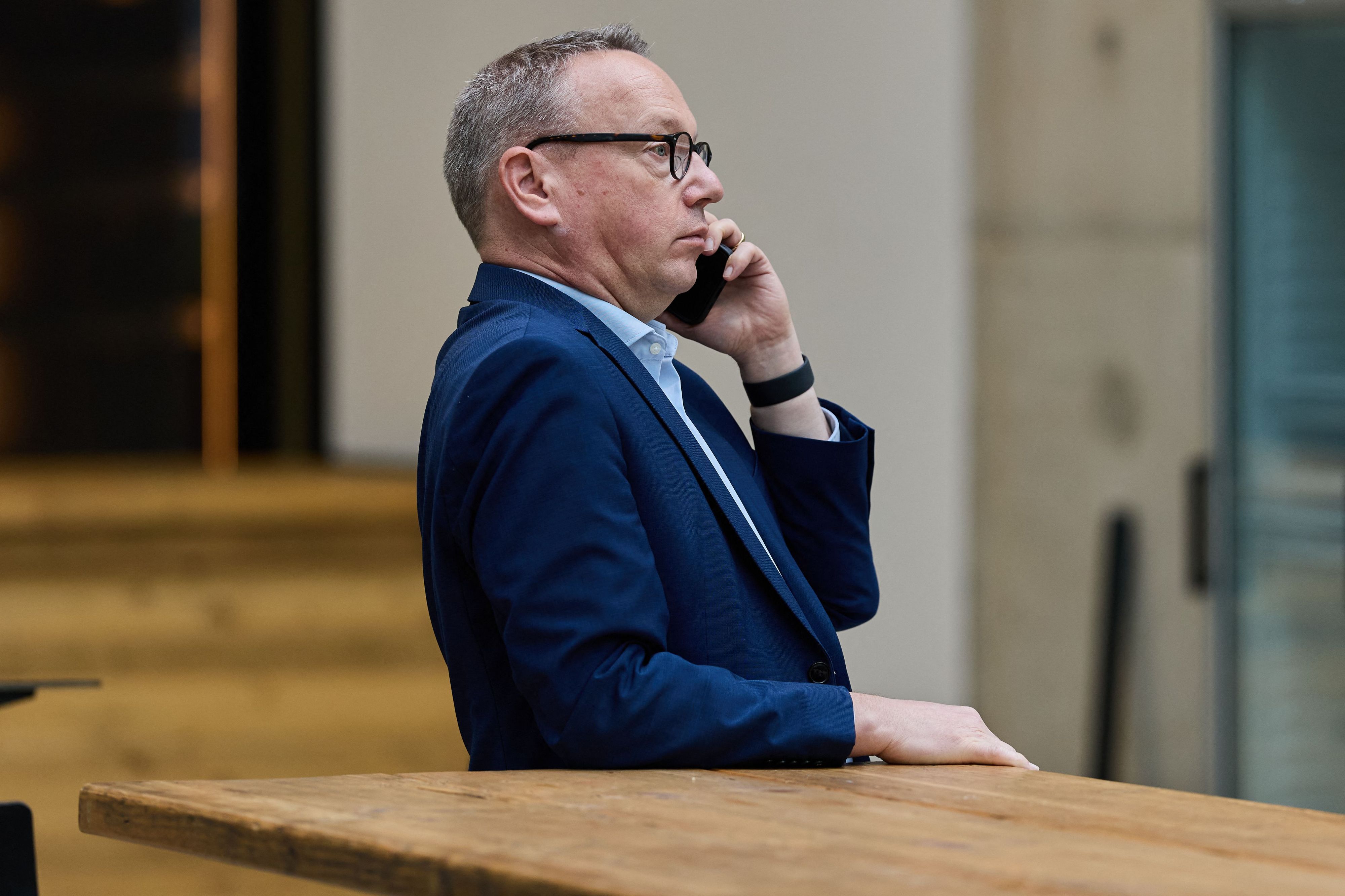 Benjamin Limbach (Bündnis 90/Die Grünen), Minister der Justiz des Landes Nordrhein-Westfalen, steht vor einer Pressekonferenz zur Aufstellung für die Landtagswahl in Nordrhein-Westfalen 2027 an einem Tisch.