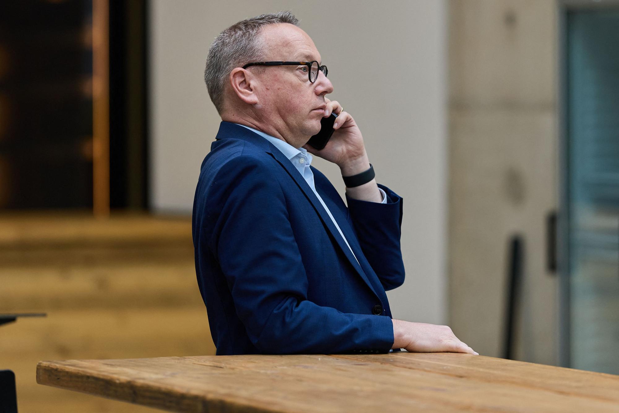 Benjamin Limbach (Bündnis 90/Die Grünen), Minister der Justiz des Landes Nordrhein-Westfalen, steht vor einer Pressekonferenz zur Aufstellung für die Landtagswahl in Nordrhein-Westfalen 2027 an einem Tisch.