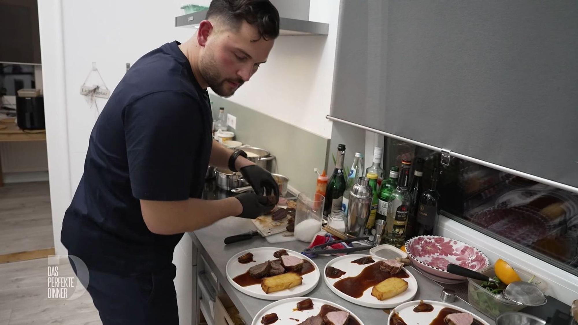 Routiniert richtet Jonathan seine Pommes Anna mit Kalb und Rind an.
(Bild: RTL)
