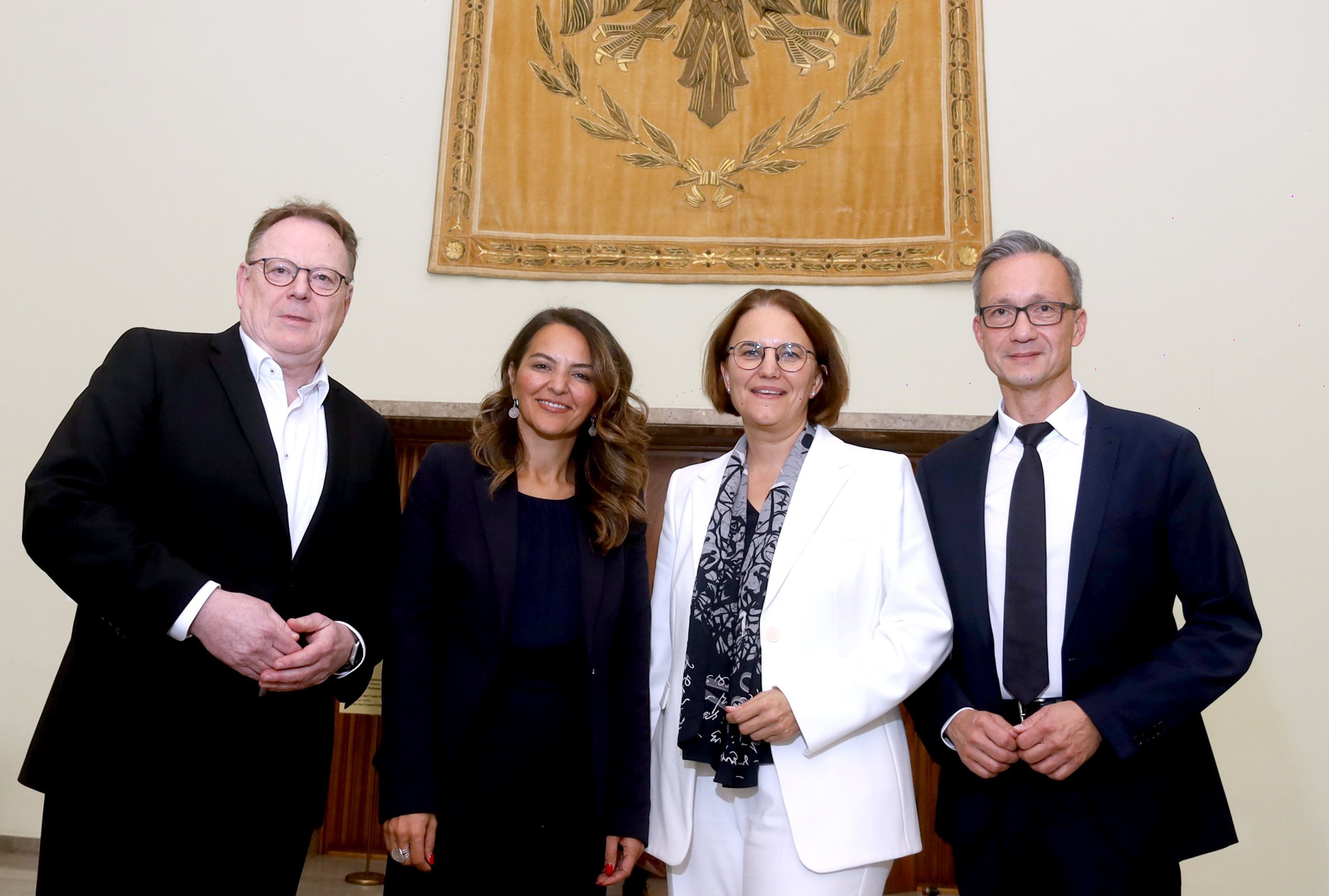 Oberbürgermeister Torsten Burmester mit der neuen Personaldezernentin Çigdem Bern, Stadtdirektorin Dörte Dimert und dem neuen Ordnungsdezernenten Falk Schnabel (v.l.).
