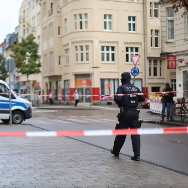 Razzia an der Berliner Straße in Mülheim in einem Mehrfamilienhaus mit Ladenlokal und Spielhalle.