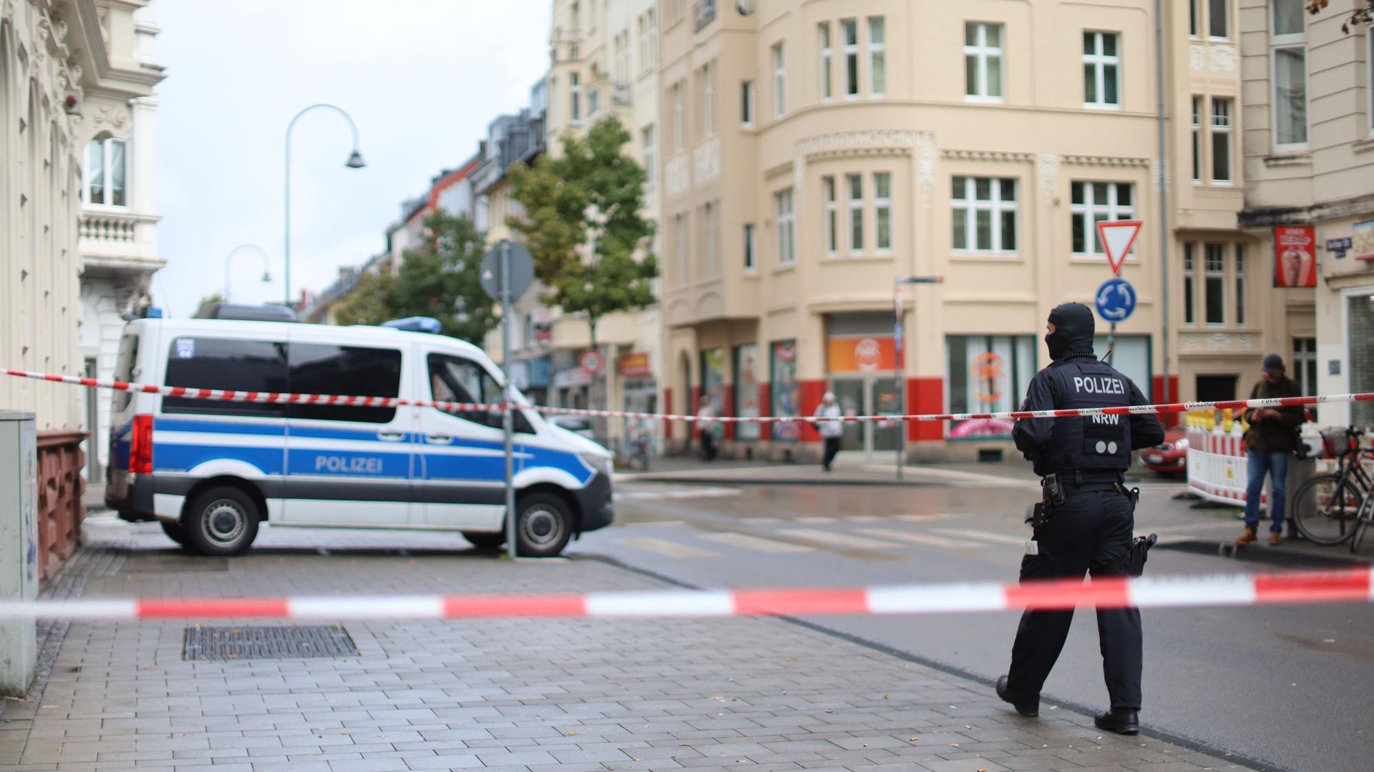 Razzia an der Berliner Straße in Mülheim in einem Mehrfamilienhaus mit Ladenlokal und Spielhalle.