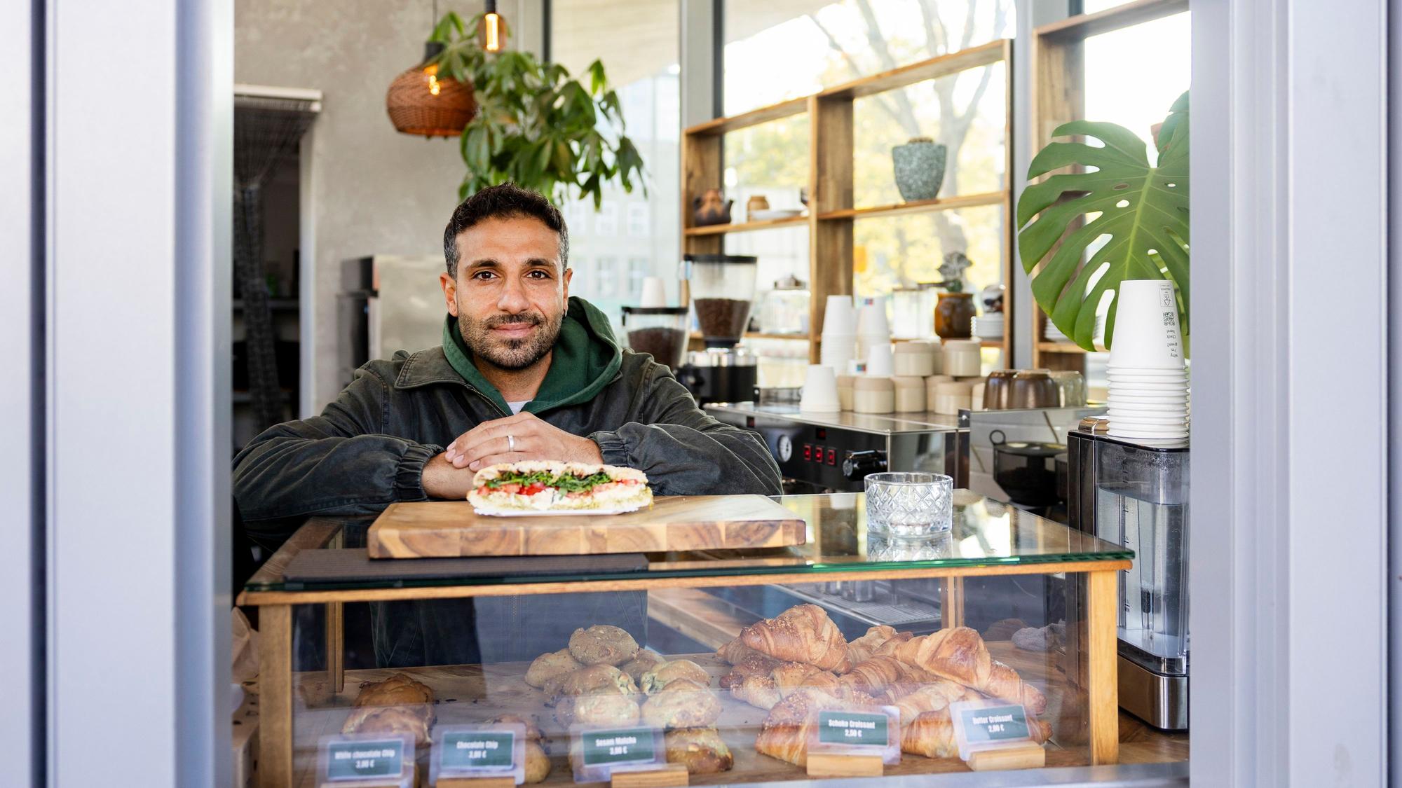 Abdullah Farah, 35, betreibt das Deli Nosh auf dem Albertus-Magnus-Platz und versorgt Studierende wie Mitarbeitende mit Cappuccino, Ciabatta und Salat
