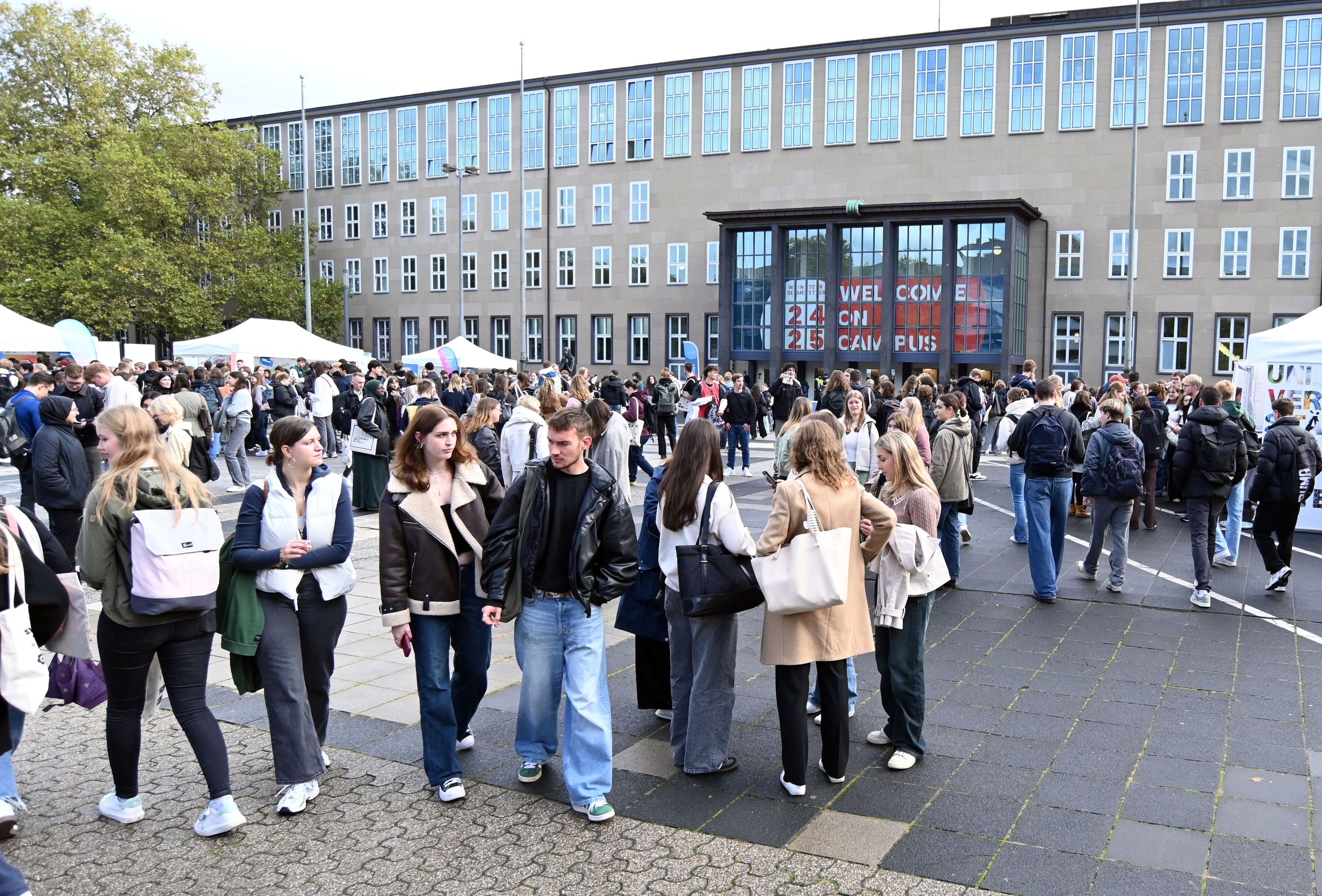 Die Uni Köln begrüßt 4300 Erstis. Insgesamt sind 42.500 eingeschrieben.