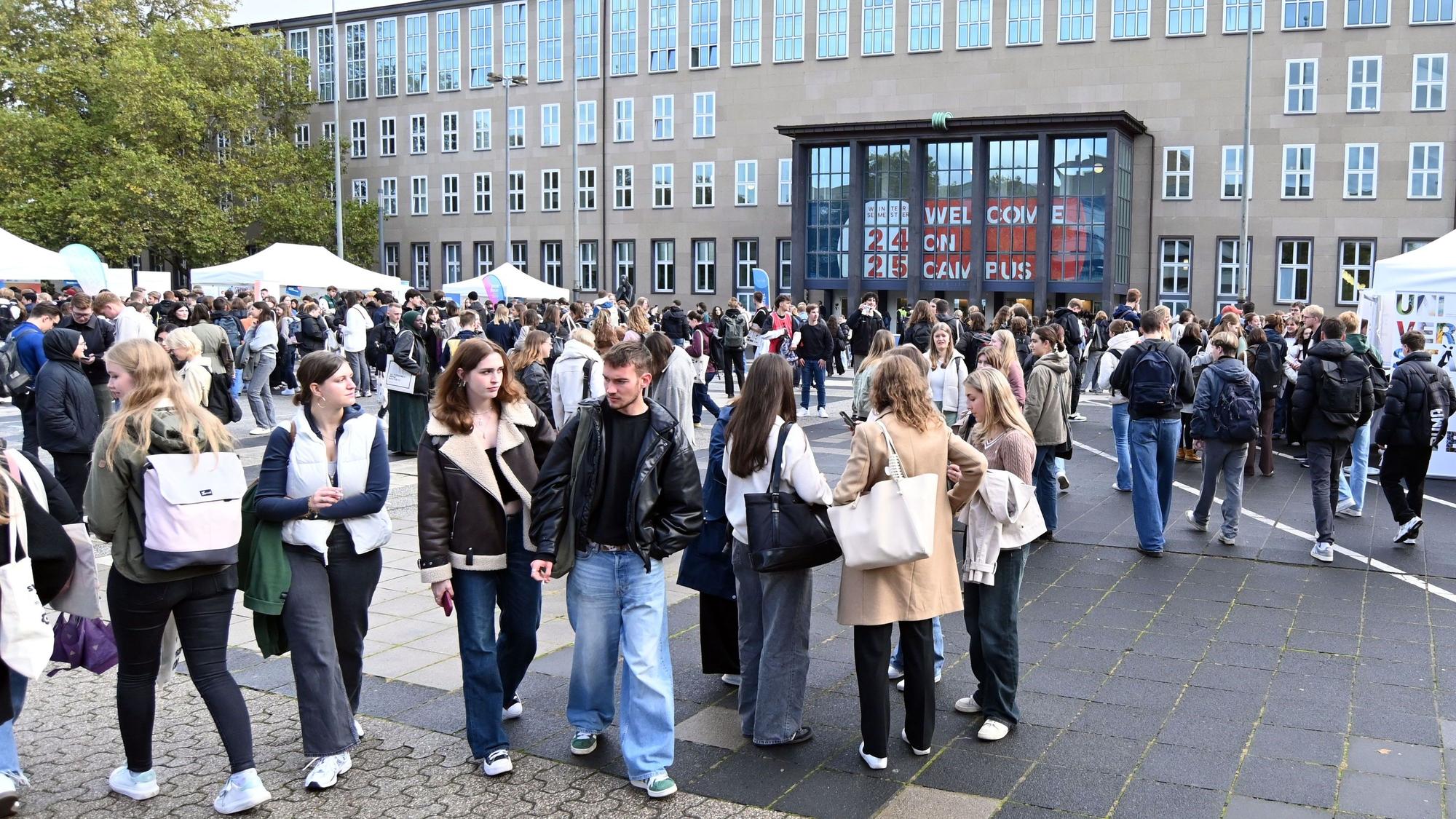 Die Uni Köln begrüßt 4300 Erstis. Insgesamt sind 42.500 eingeschrieben.