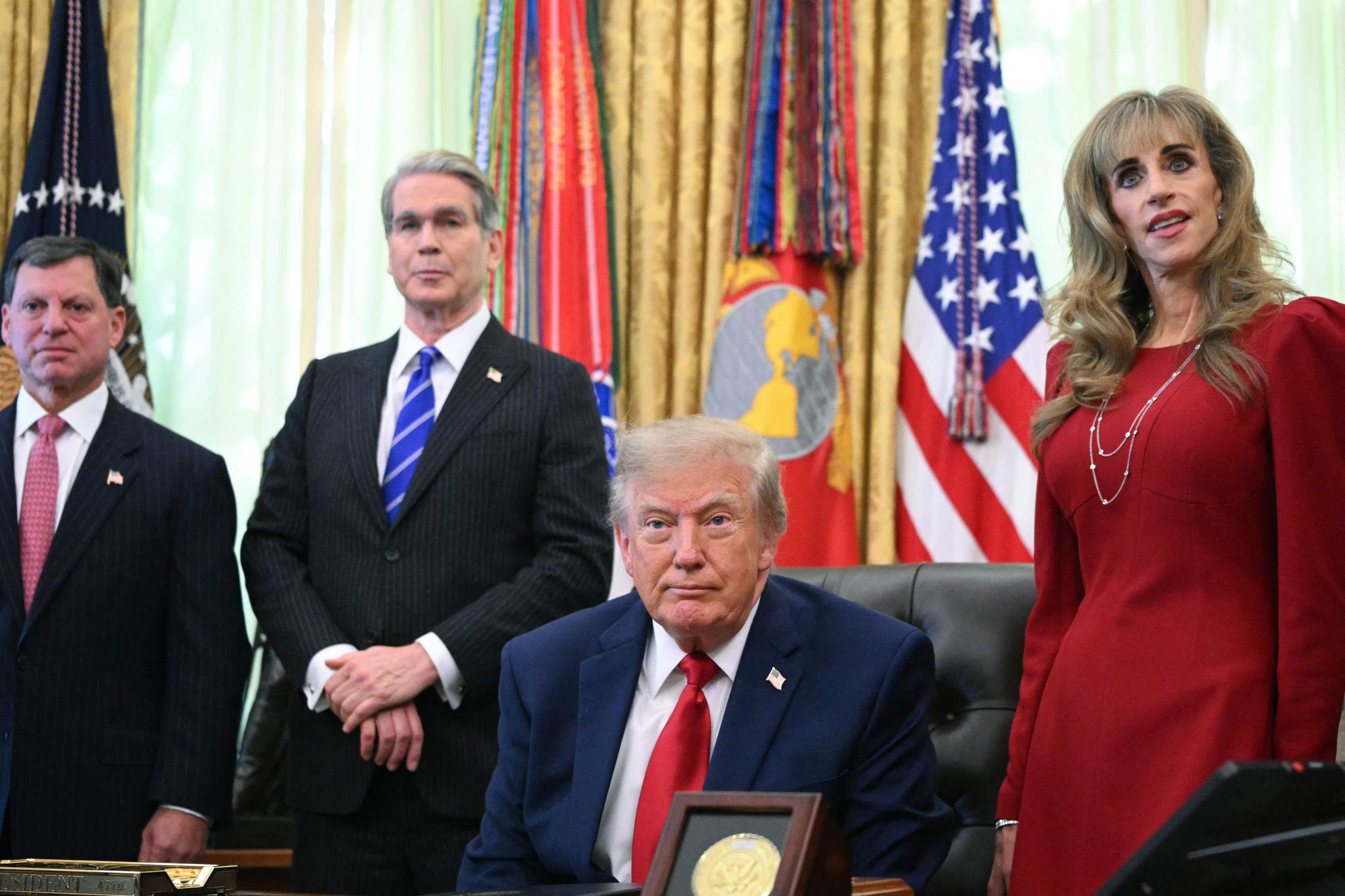 Susan Dell (r.) steht in einem roten Kostüm neben Donald Trump im Oval Office.