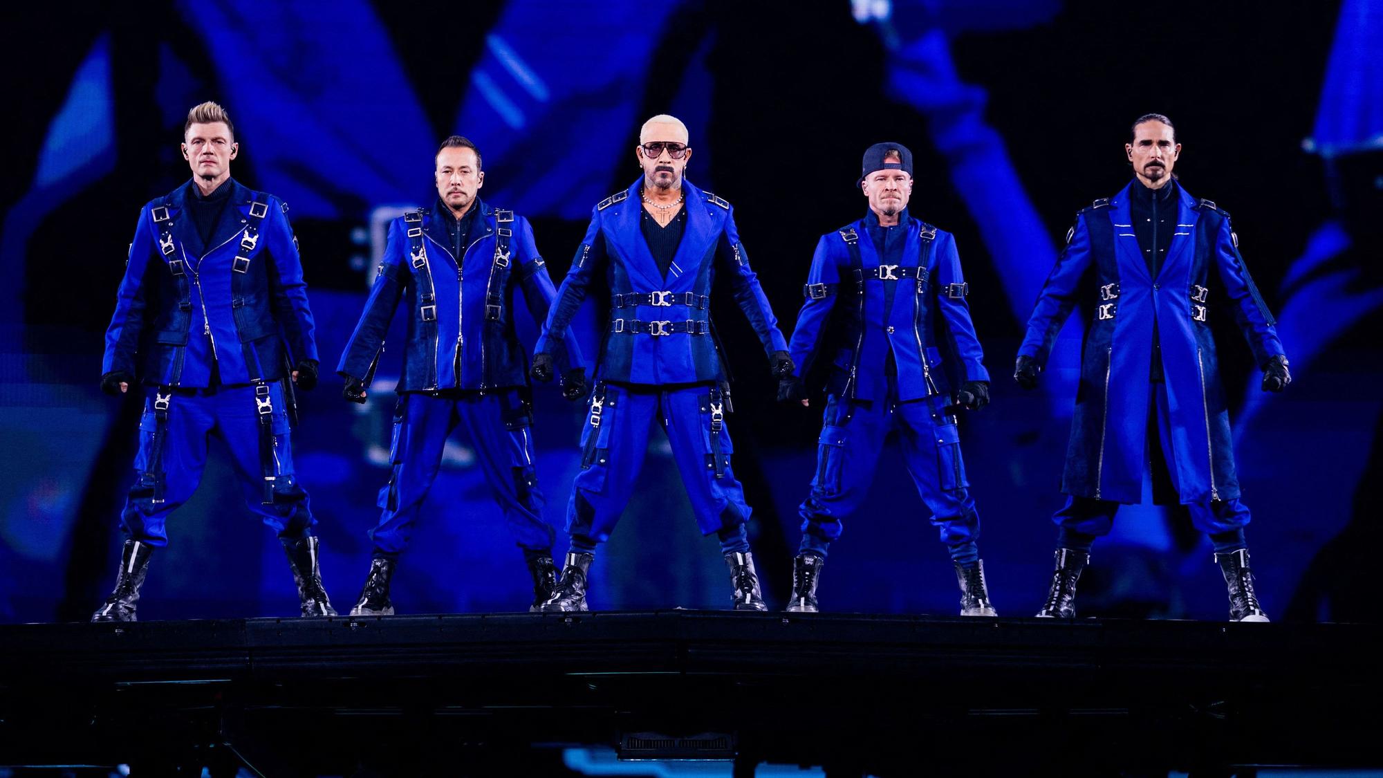 Die US-amerikanische Boygroup Backstreet Boys steht auf der Bühne.