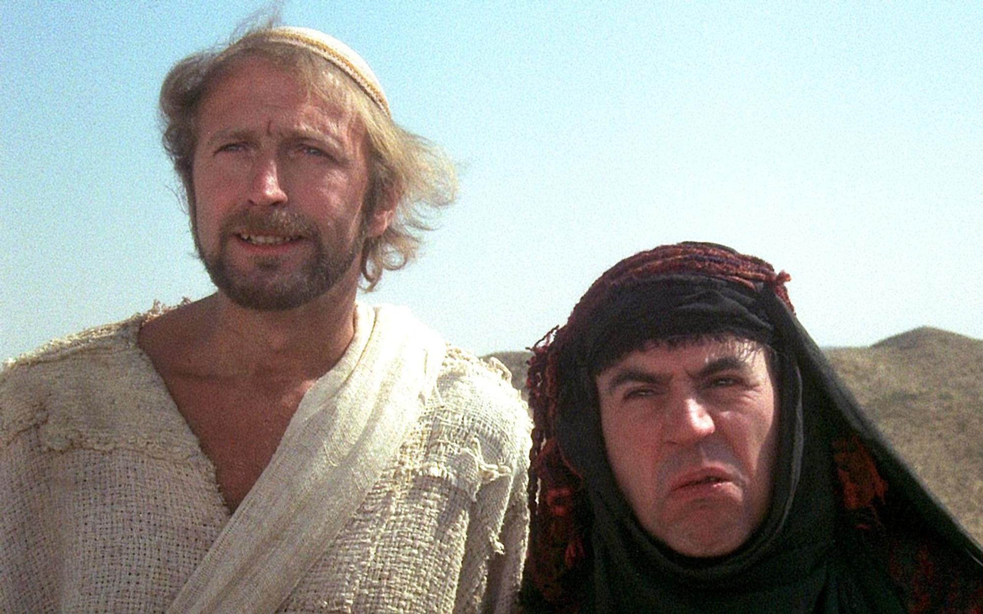 Brian (Graham Chapman, links) und seine Mutter (Terry Jones, re.) sind auf dem Weg zu einer Steinigung. (Bild: RTLZWEI)