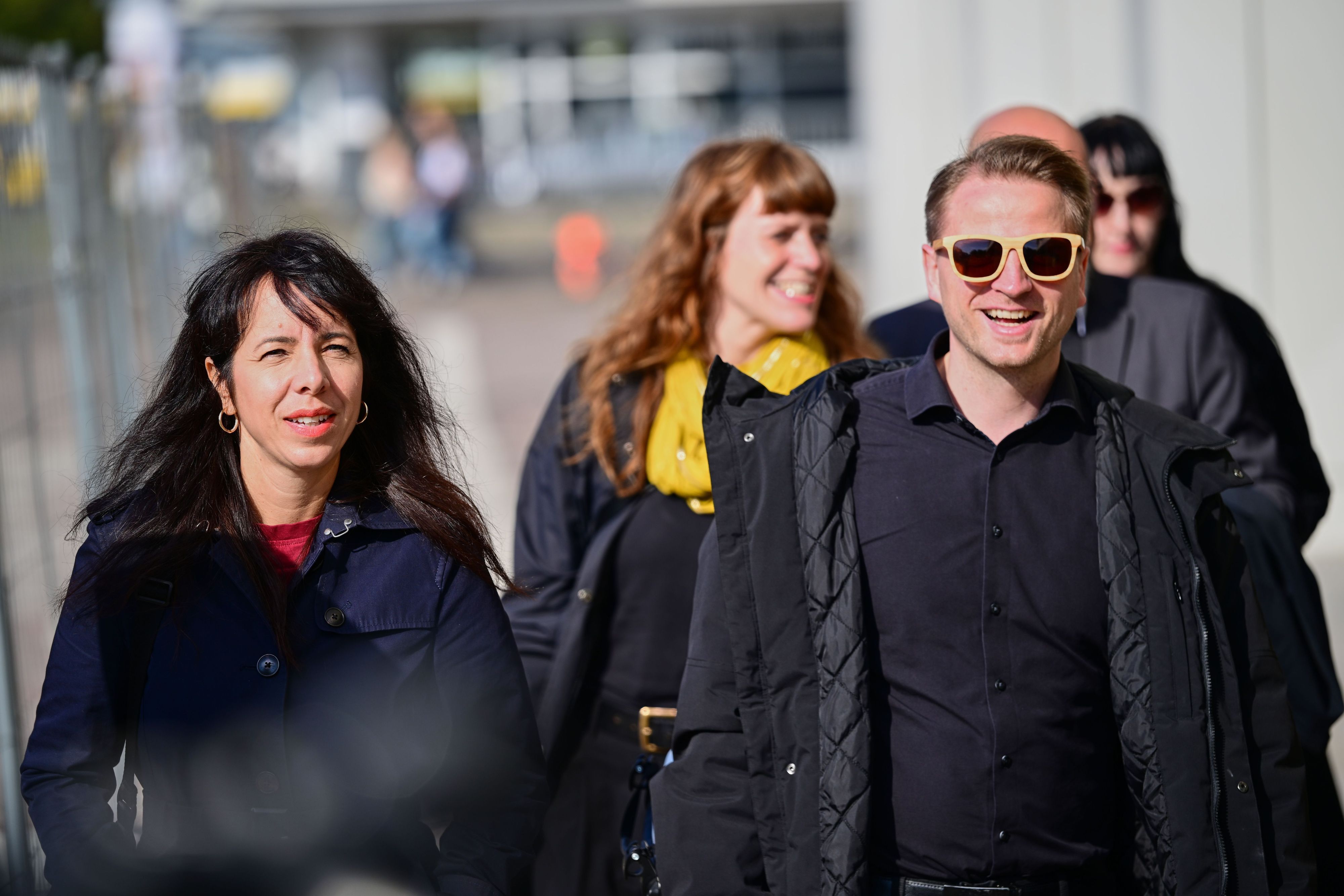 Elif Eralp (Die Linke, v.l.n.r.), Vorsitzende der Linksfraktion im Berliner Abgeordnetenhaus, Kerstin Wolter, Vorsitzende der Partei Die Linke in Berlin, Maximilian Schirmer, Vorsitzender der Partei Die Linke in Berlin, und Tobias Schulze (verdeckt), Fraktionsvorsitzender der Fraktion Die Linke im Berliner Abgeordnetenhaus, kommen zu Gesprächen über die Regierungsbildung. (Archiv)