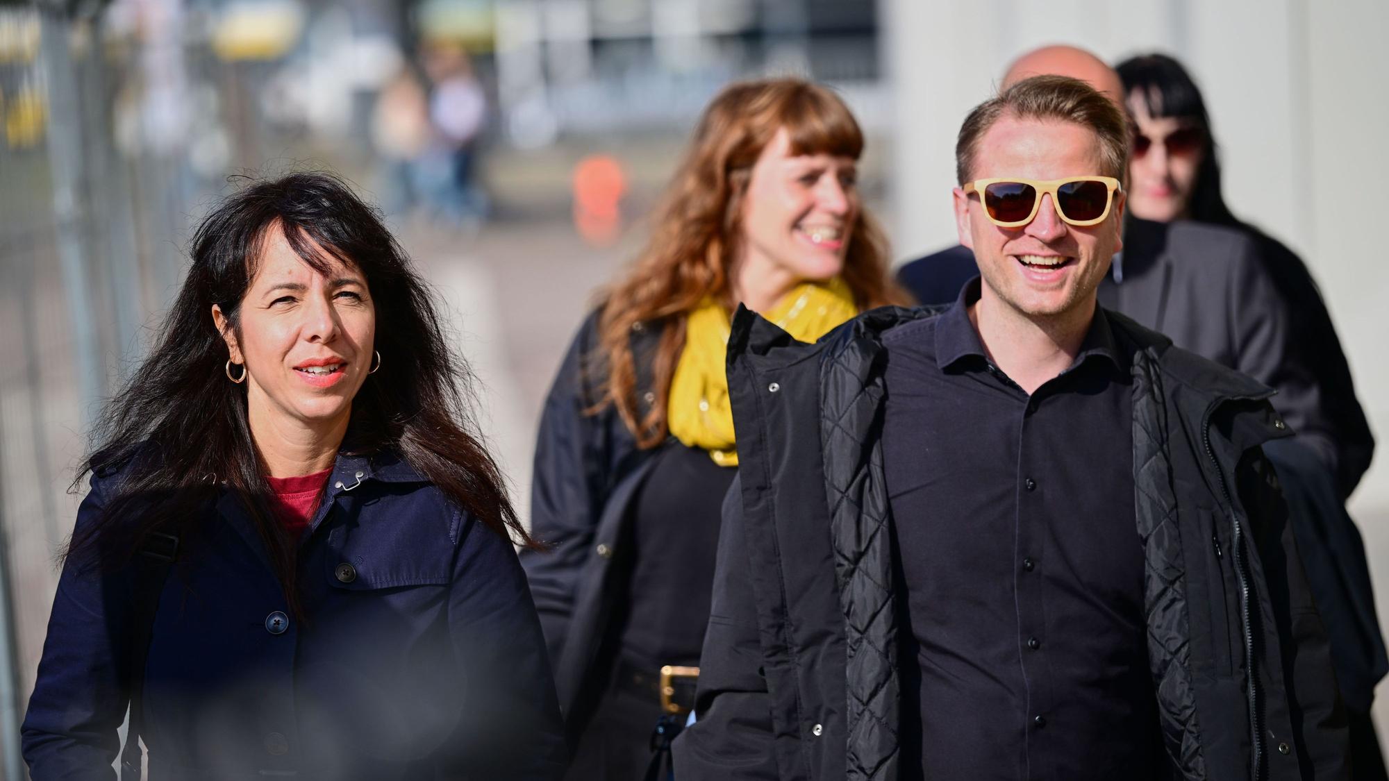 Elif Eralp (Die Linke, v.l.n.r.), Vorsitzende der Linksfraktion im Berliner Abgeordnetenhaus, Kerstin Wolter, Vorsitzende der Partei Die Linke in Berlin, Maximilian Schirmer, Vorsitzender der Partei Die Linke in Berlin, und Tobias Schulze (verdeckt), Fraktionsvorsitzender der Fraktion Die Linke im Berliner Abgeordnetenhaus, kommen zu Gesprächen über die Regierungsbildung. (Archiv)