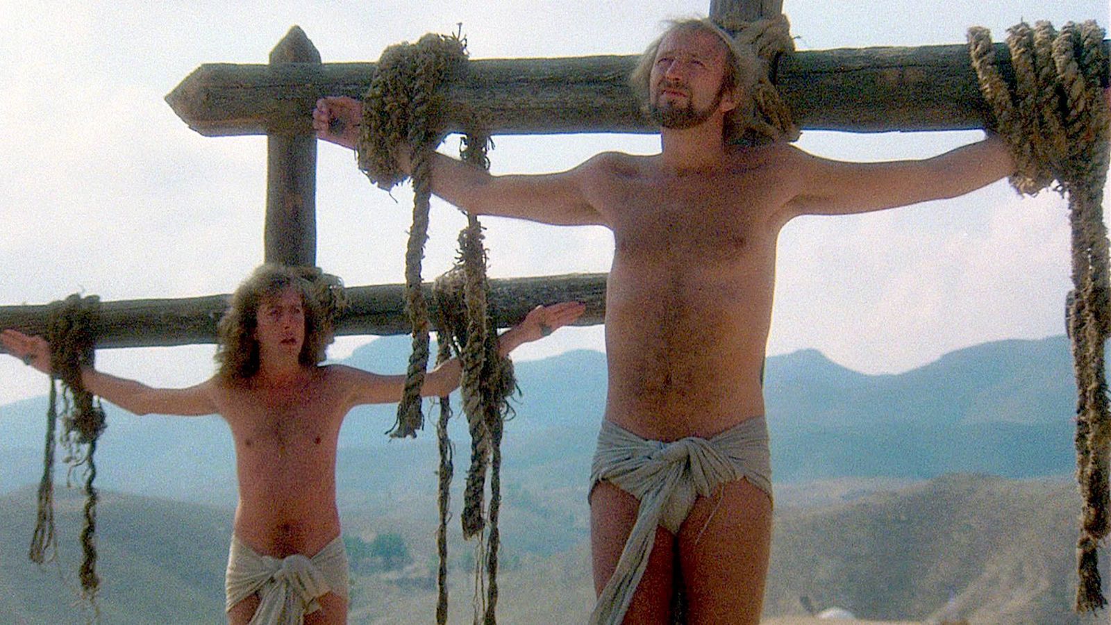 „Always Look On The Bright Side Of Life“: Auch im Angesicht des bevorstehenden Todes behält ein Verurteilter (Eric Idle, links) seinen Humor. (Bild: RTLZWEI)