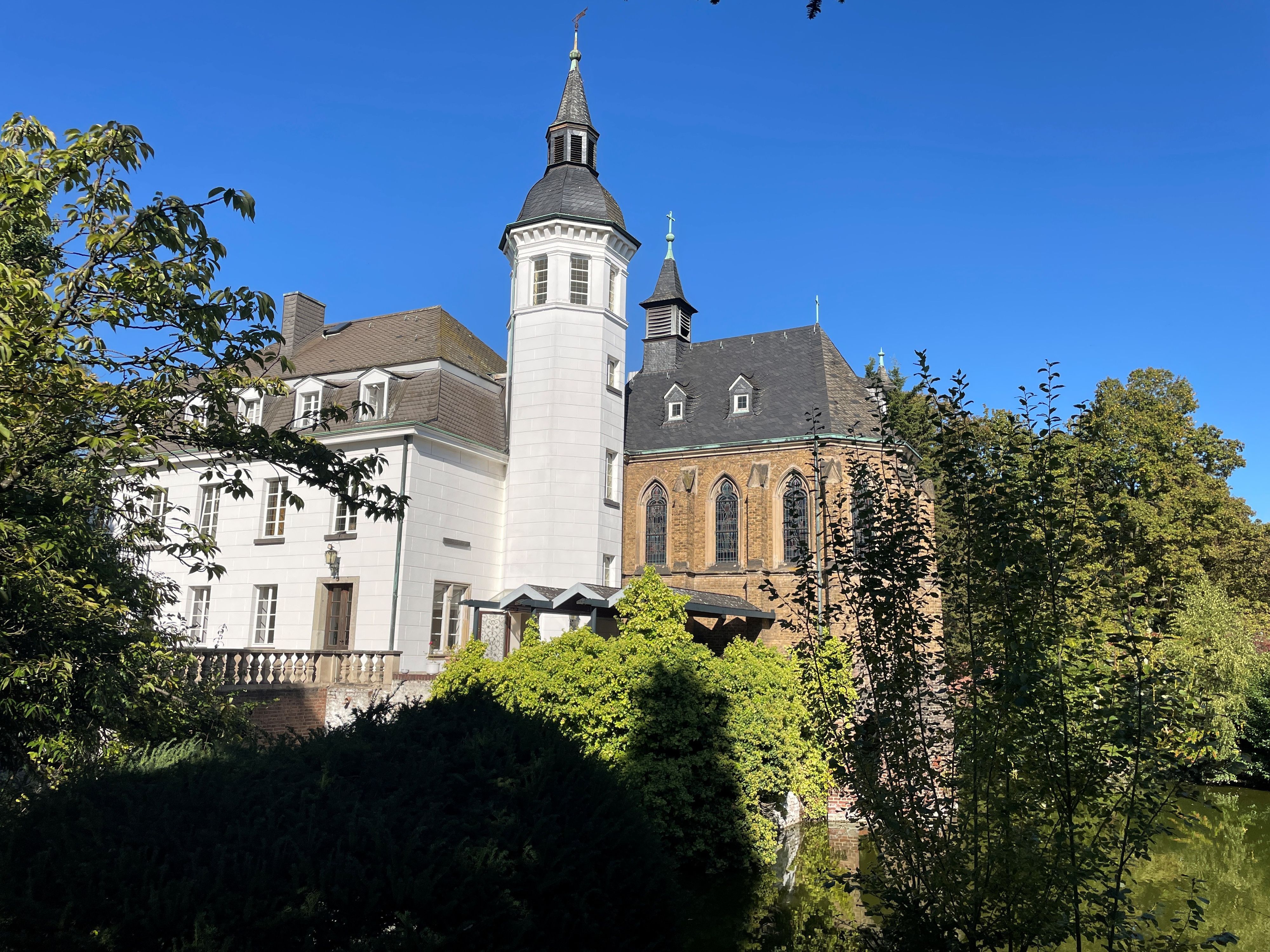 Das Wasserschloss Weißhaus in Sülz