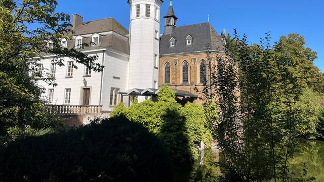 Das Wasserschloss Weißhaus in Sülz