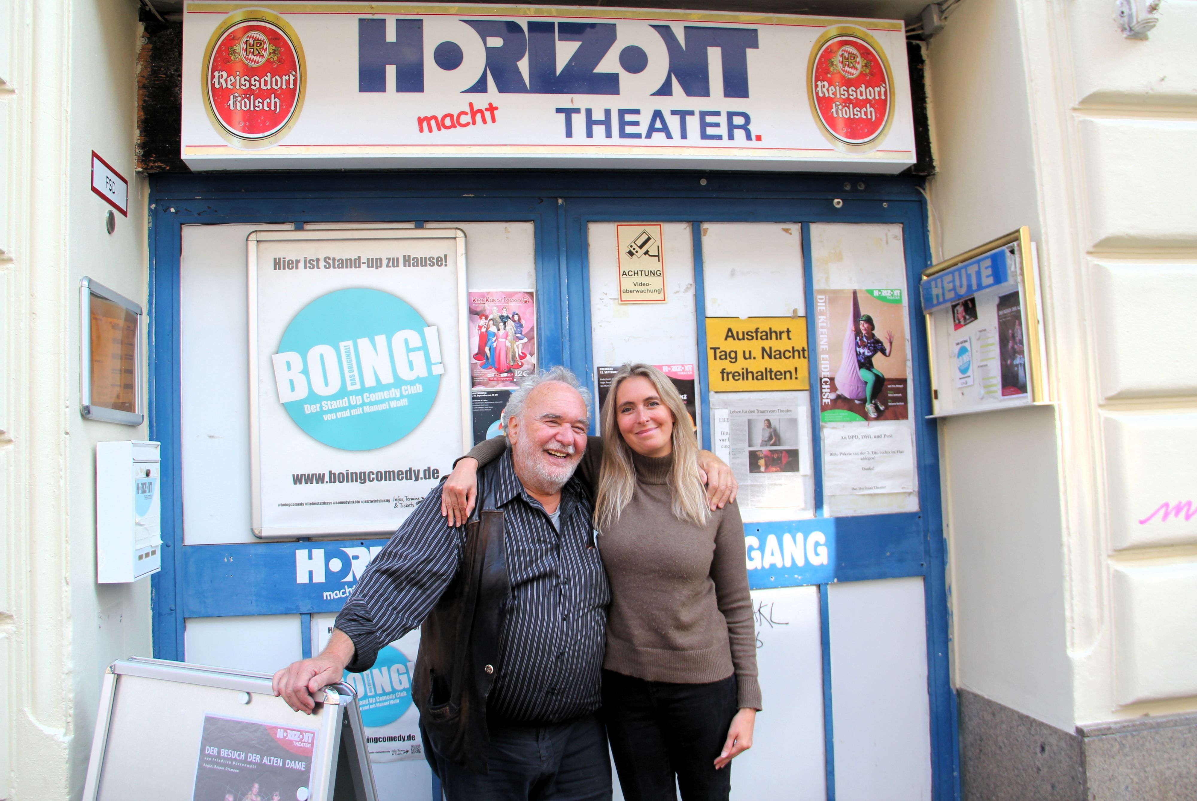 Schauspielerin Signe Zurmühlen und Horizont-Theaterleiter Christos Nicopoulos blicken lächelnd der post-paradiesischen Ära entgegen.