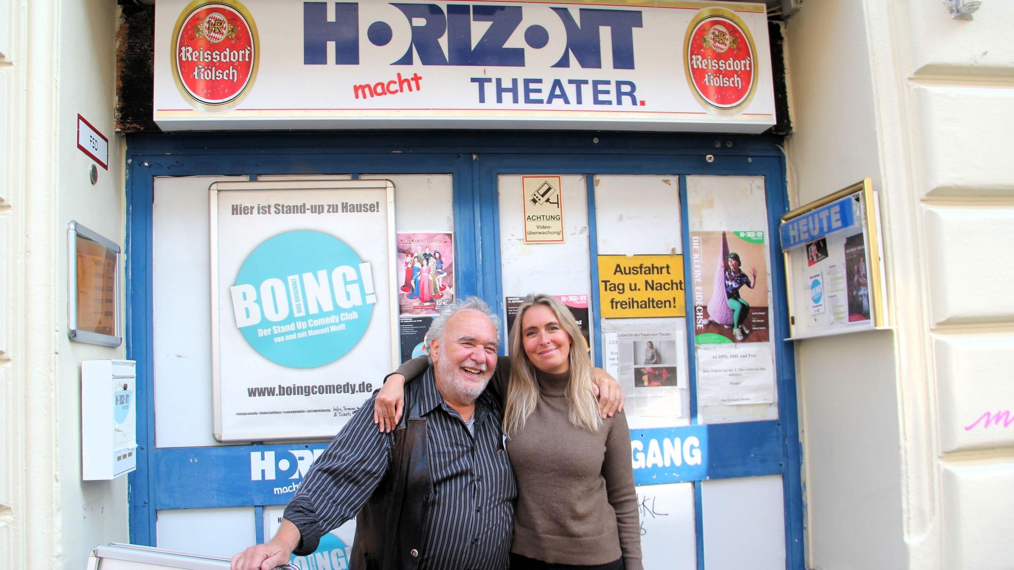 Schauspielerin Signe Zurmühlen und Horizont-Theaterleiter Christos Nicopoulos blicken lächelnd der post-paradiesischen Ära entgegen.