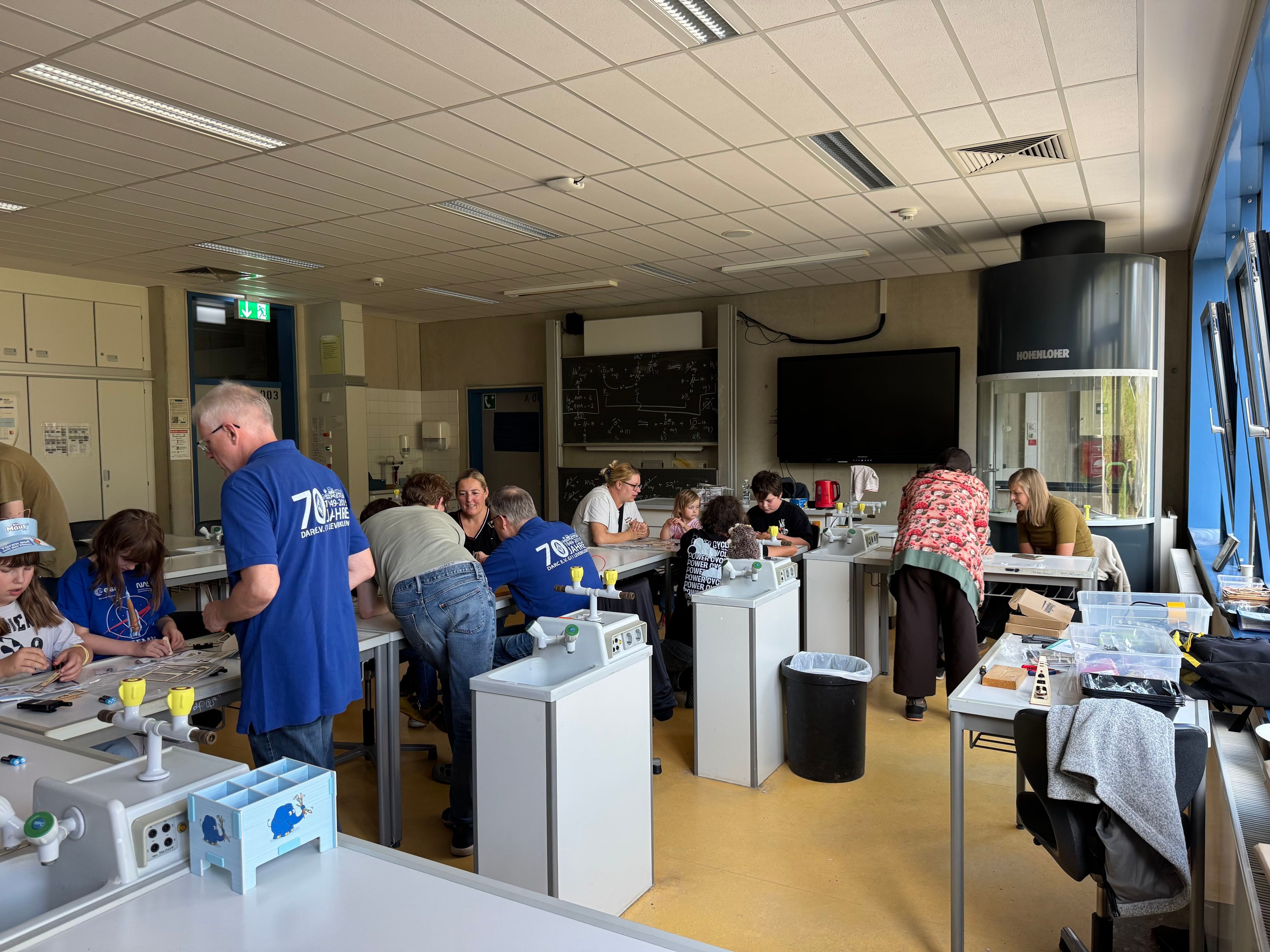 Erwachsene und Kinder in einem Klassenzimmer