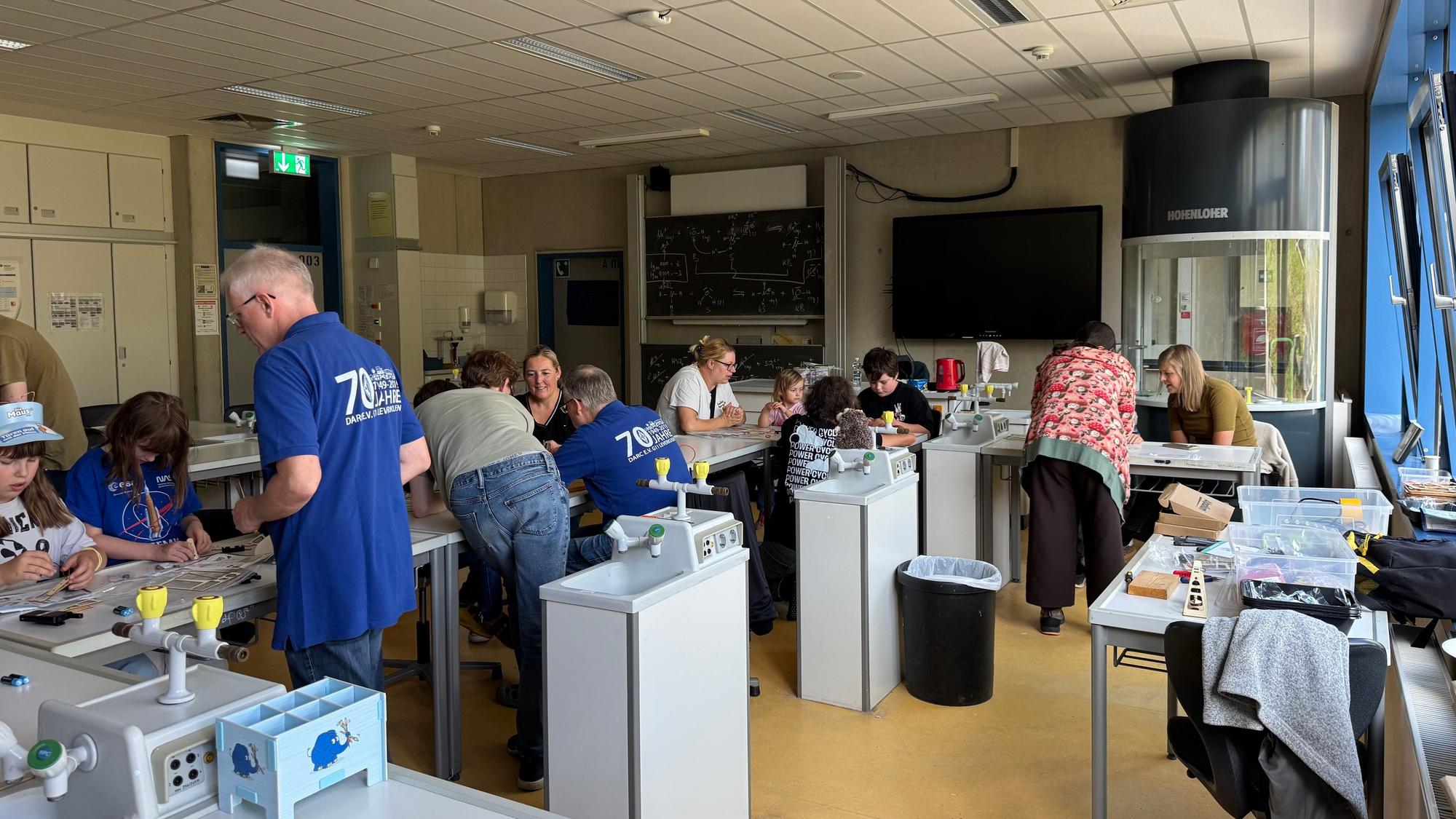 Erwachsene und Kinder in einem Klassenzimmer