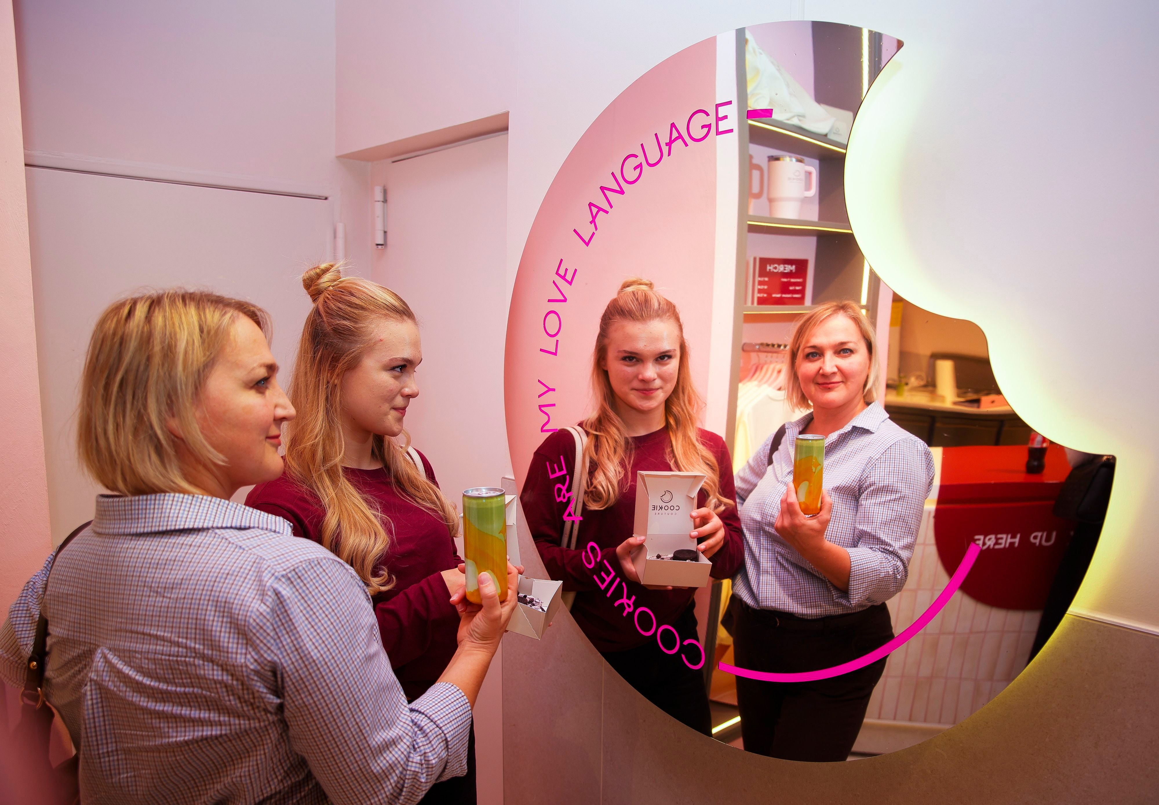 Mutter Svitlana und Tochter Sofia (13) aus Gummersbach machen ein Selfie mit Kekse und Matcha vor dem Spiegel im Laden.