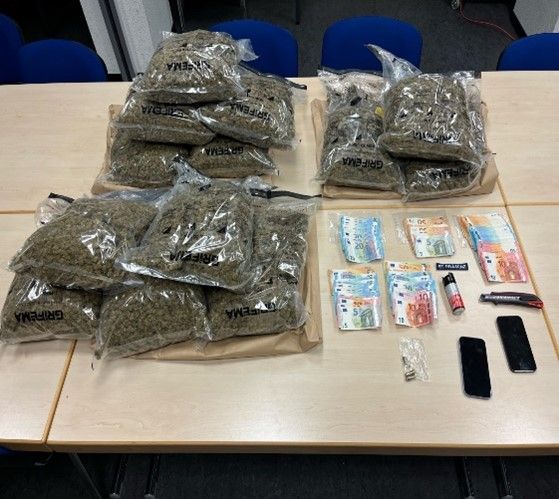sichergestellte Drogen und Bargeld