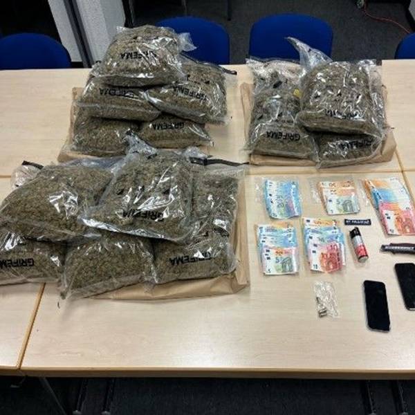 sichergestellte Drogen und Bargeld